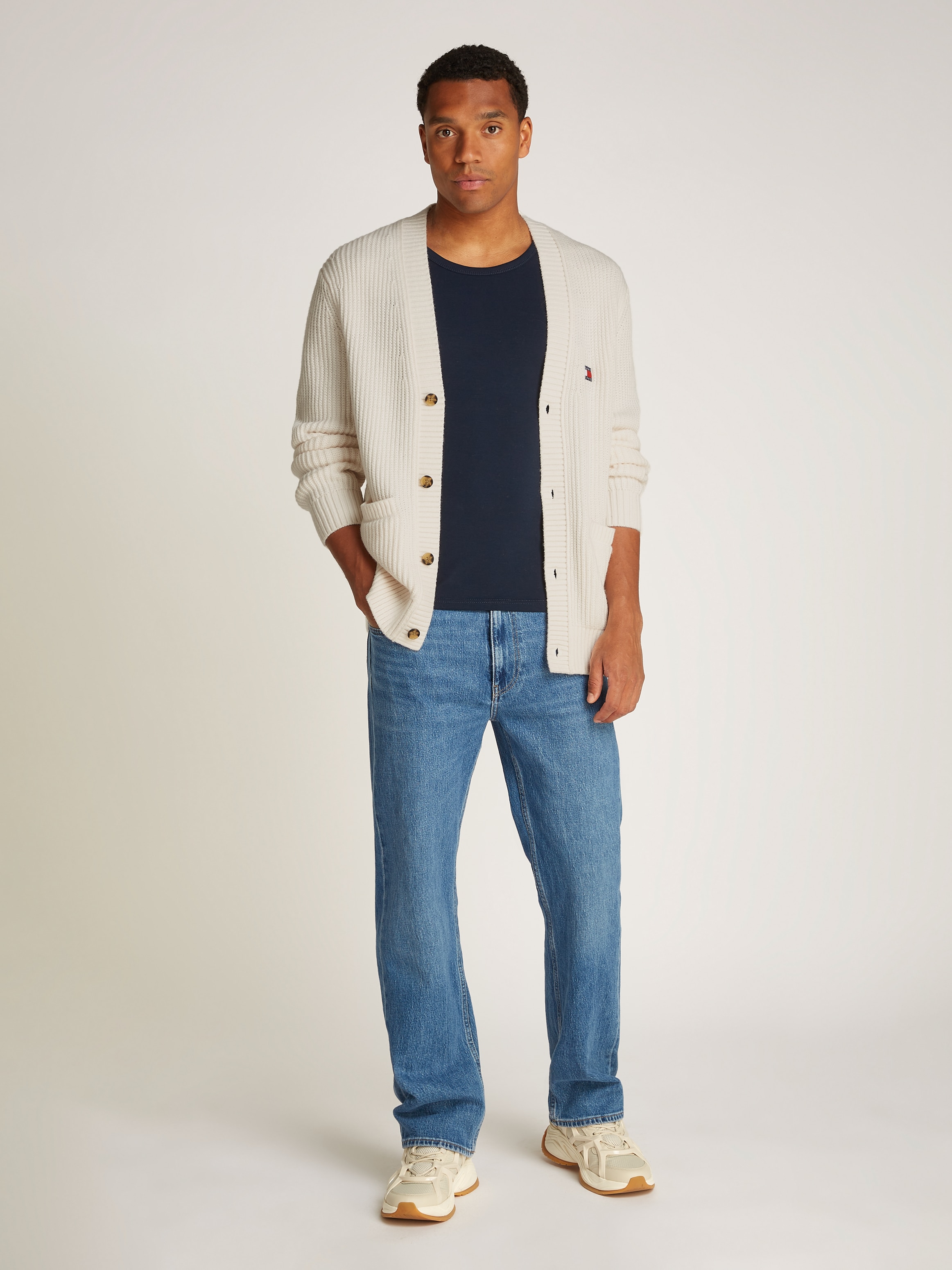 Tommy Jeans Cardigan »TJM REG JERSEY STITCH CARDI«, mit Logostickerei