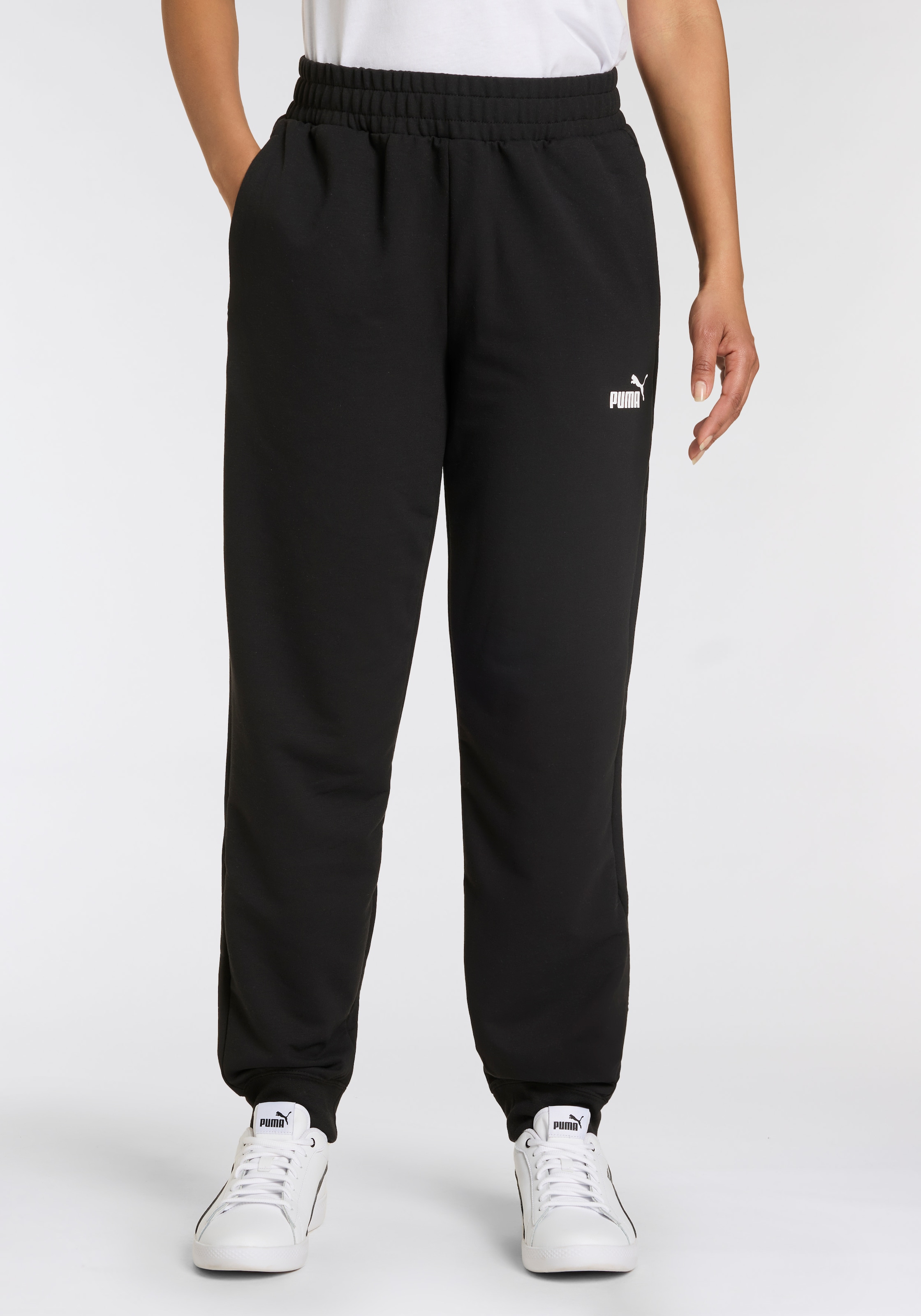 PUMA Trainingshose "ESS SMALL NO. 1 LOGO LIGHTWEIGHT PANTS CL" aus French Terry, atmungsaktiv, sportliche Silhouette