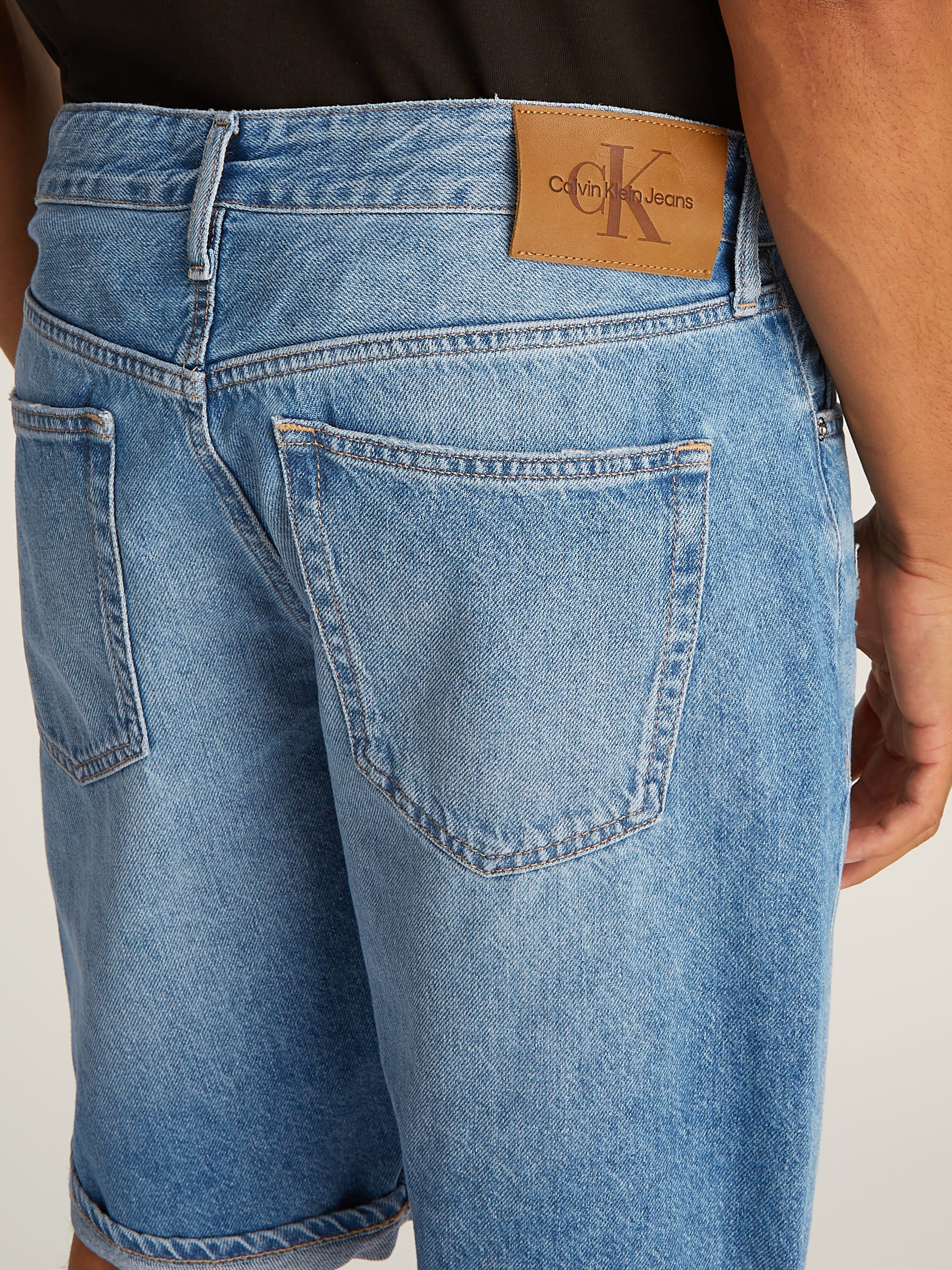 Calvin Klein Jeans Shorts »REGULAR SHORT«, in mittelblauer Waschung