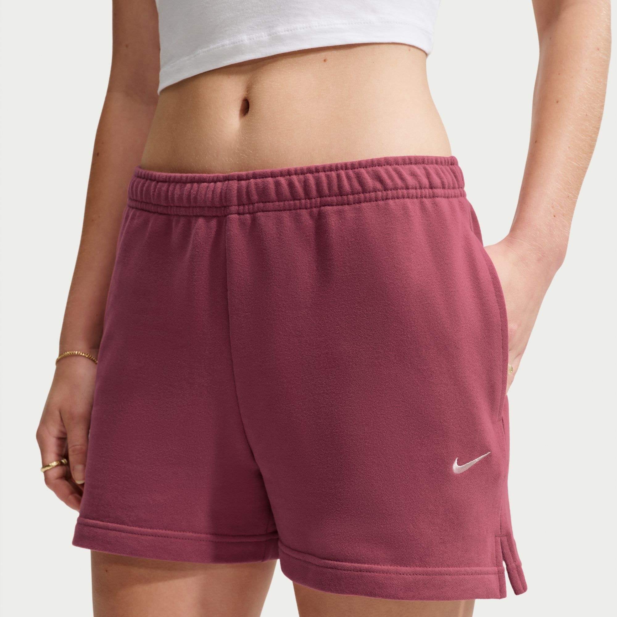 Nike Sportswear Shorts »W NK STDO FLC LW MR STD 4 SHRT«  mit sportlichem Stil, aus Baumwolle und Polyester, lässiger Schnitt
