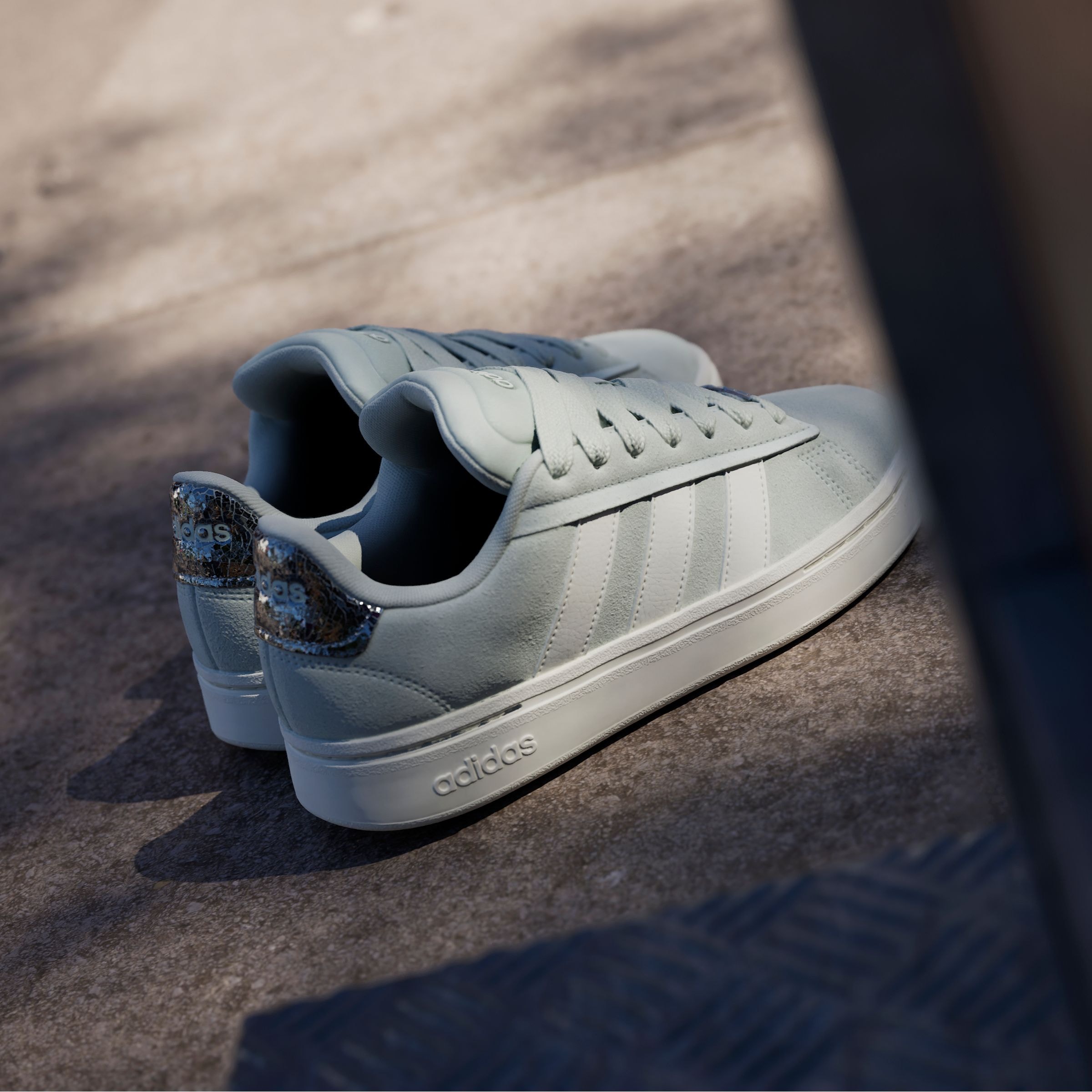 adidas Sportswear Sneaker »GRAND COURT ALPHA 00S«, Design inspiriert vom adidas Campus 00