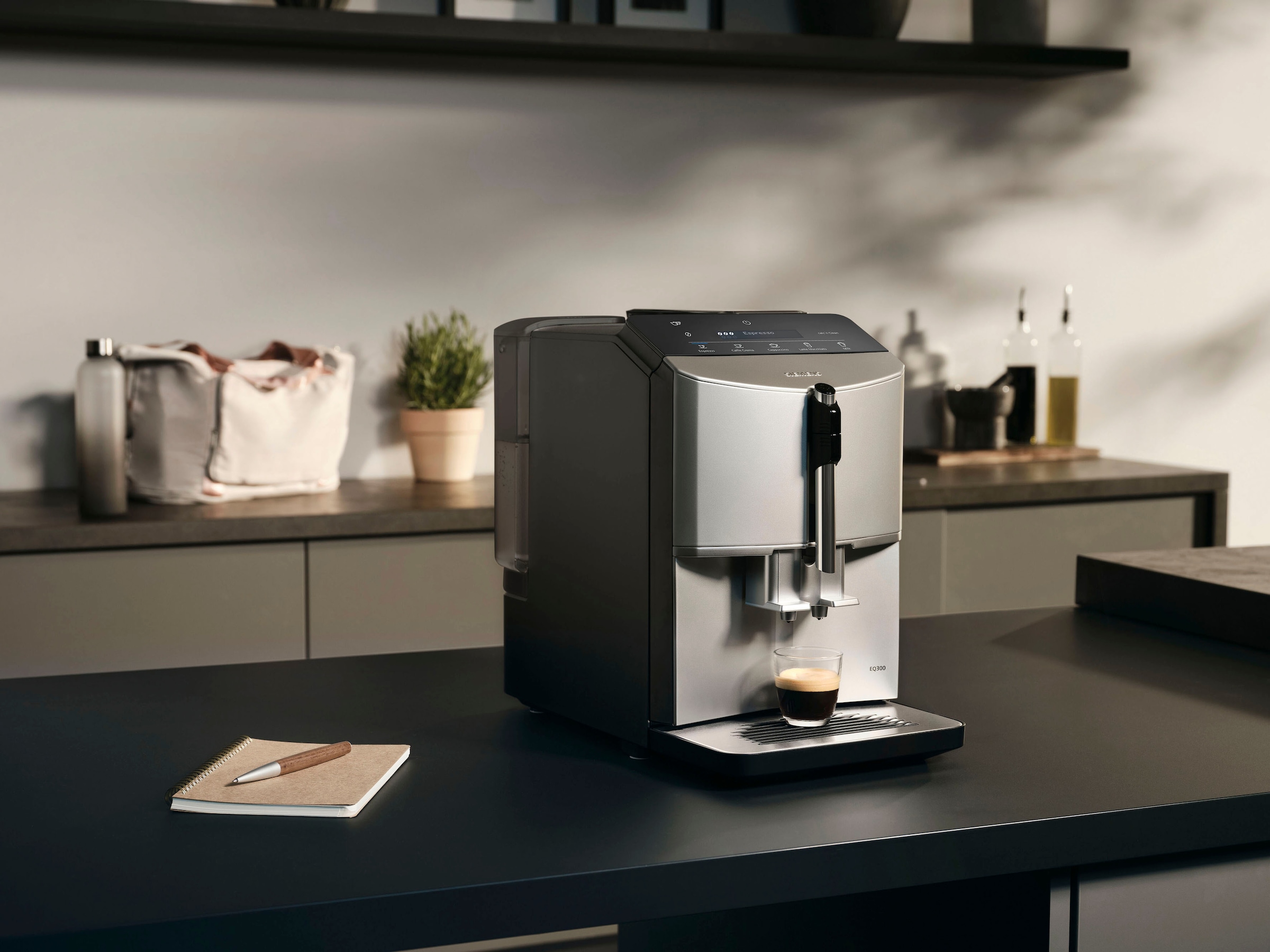 SIEMENS Kaffeevollautomat »EQ300 TF303E07, viele Kaffeespezialitäten, OneTouch-Funktion«, benutzerfreundliches Display, Keramikmahlwerk, silber metallic