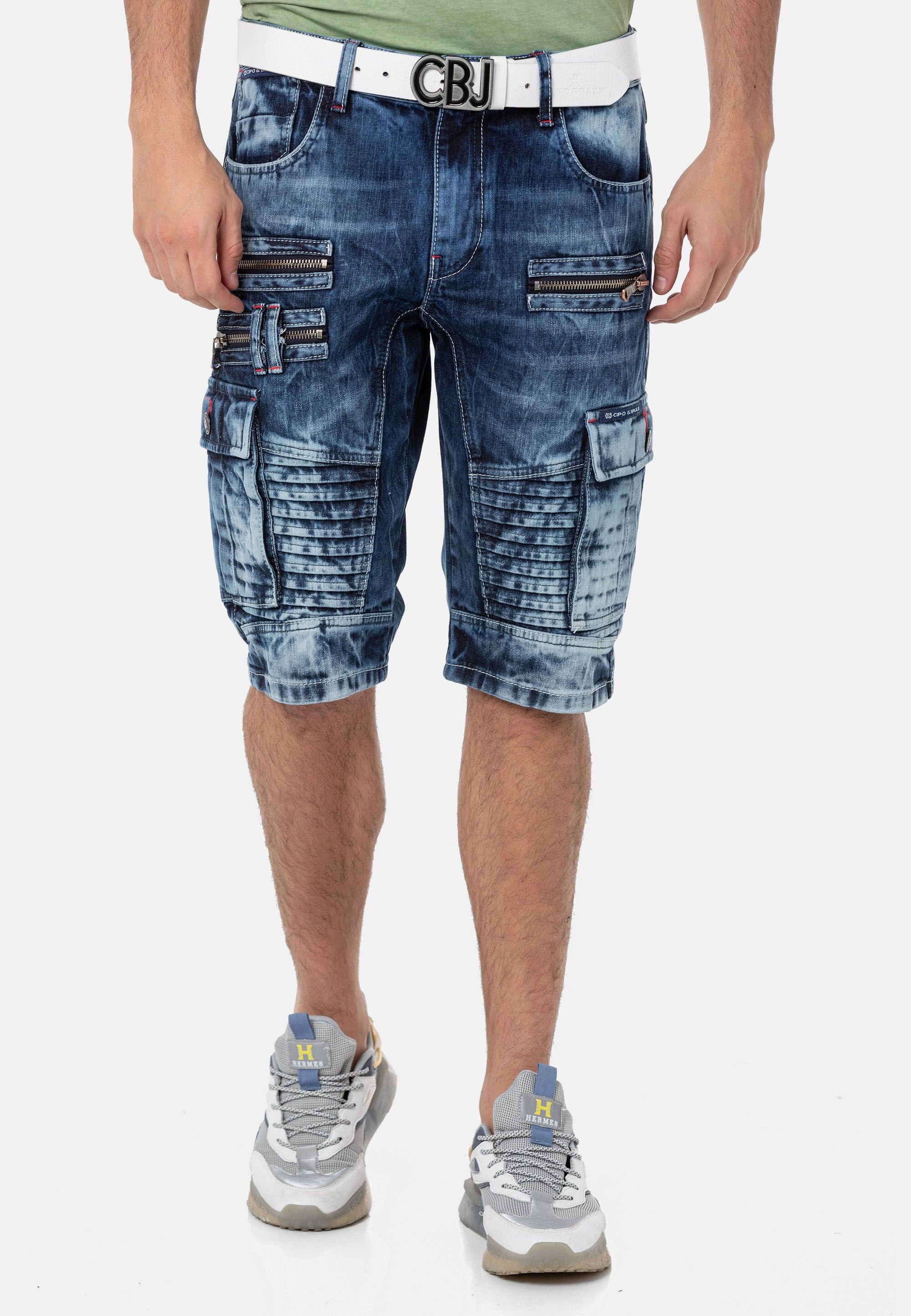 Cipo & Baxx Stoffhose »Shorts«, mit vielen Details