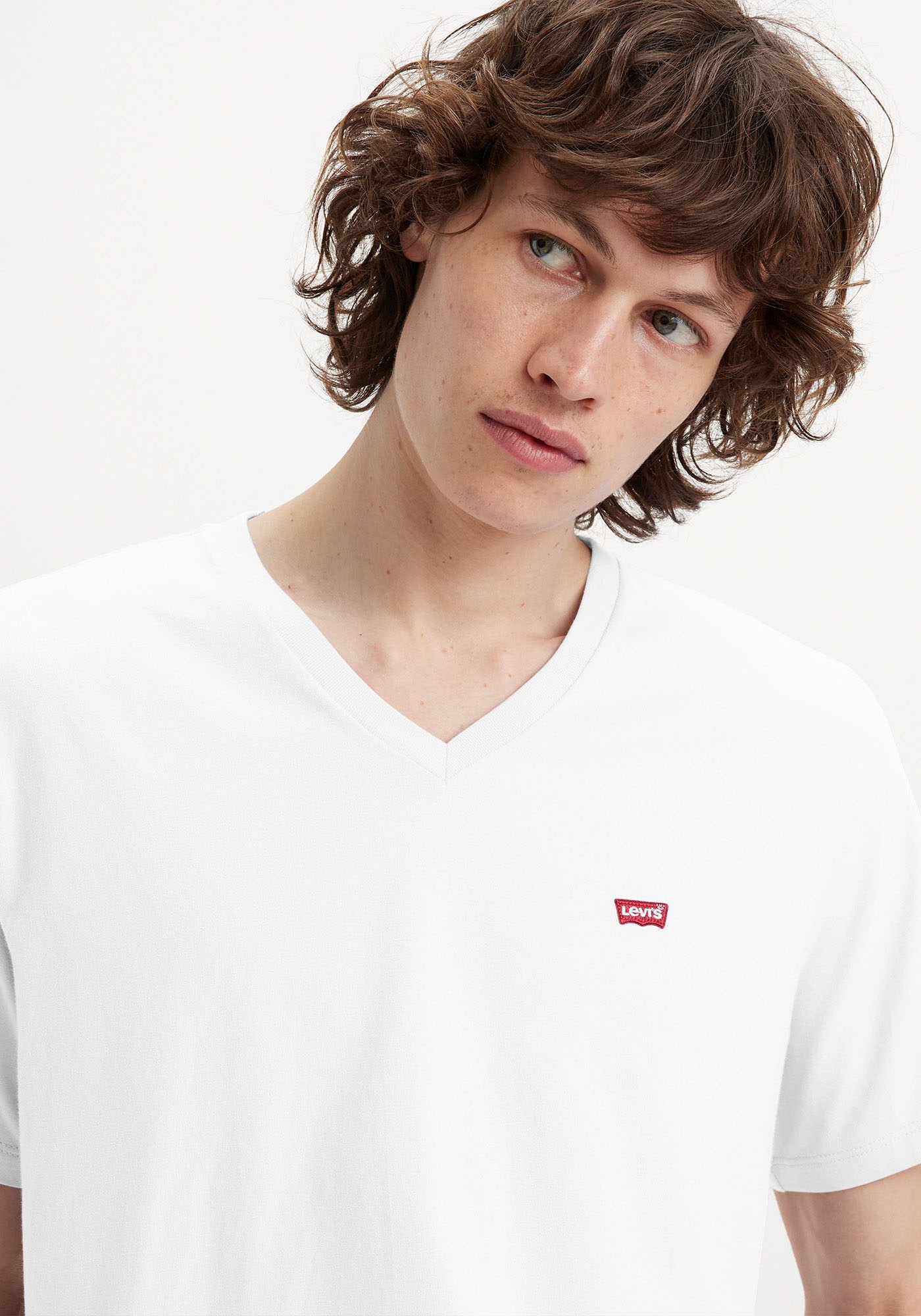 Levi's® V-Shirt »LE ORIGINAL HM VNECK«, mit Logostickerei