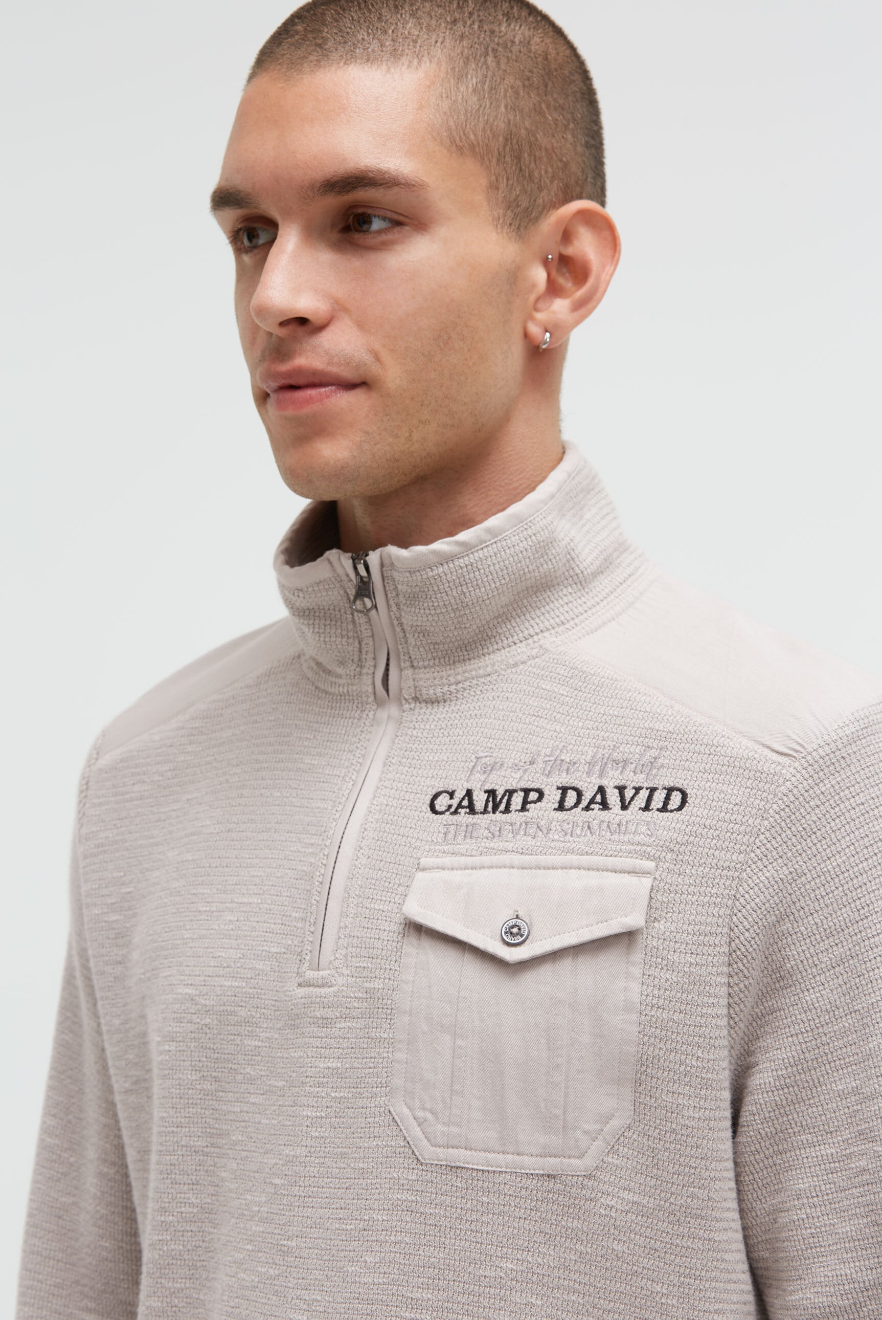 CAMP DAVID Sweater mit Stickerei über der Brusttasche