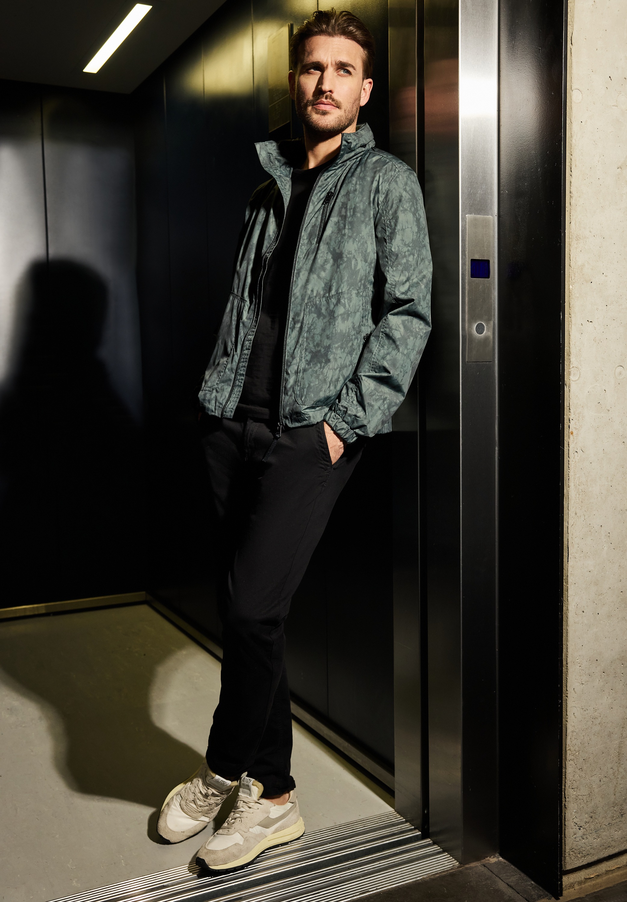 STREET ONE MEN Windbreaker ohne Kapuze mit Kapuze in Tasche am Nacken