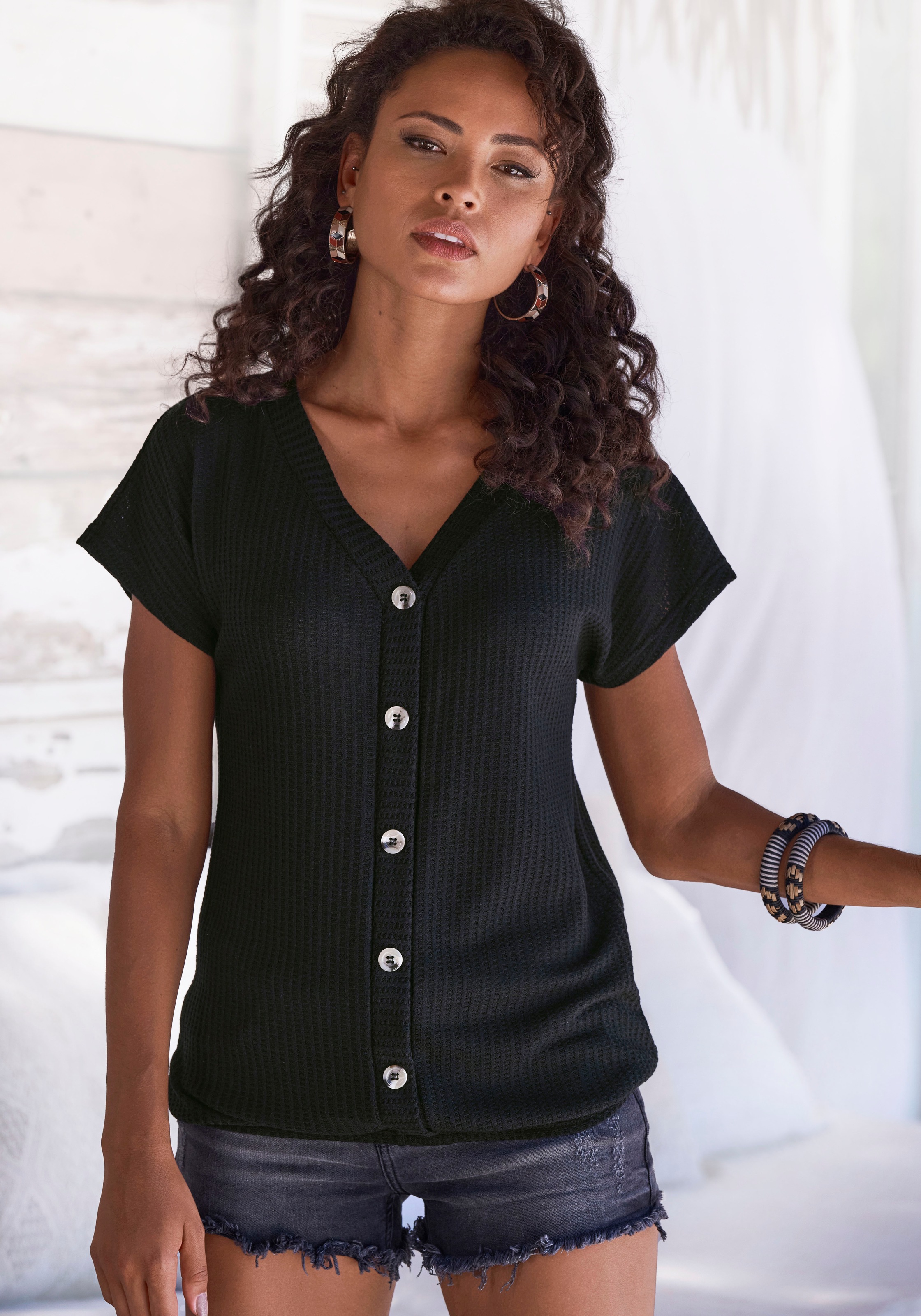 LASCANA Kurzarmshirt "mit Zierknopfleiste" Sommershirt aus luftiger Piqué-Qualität
