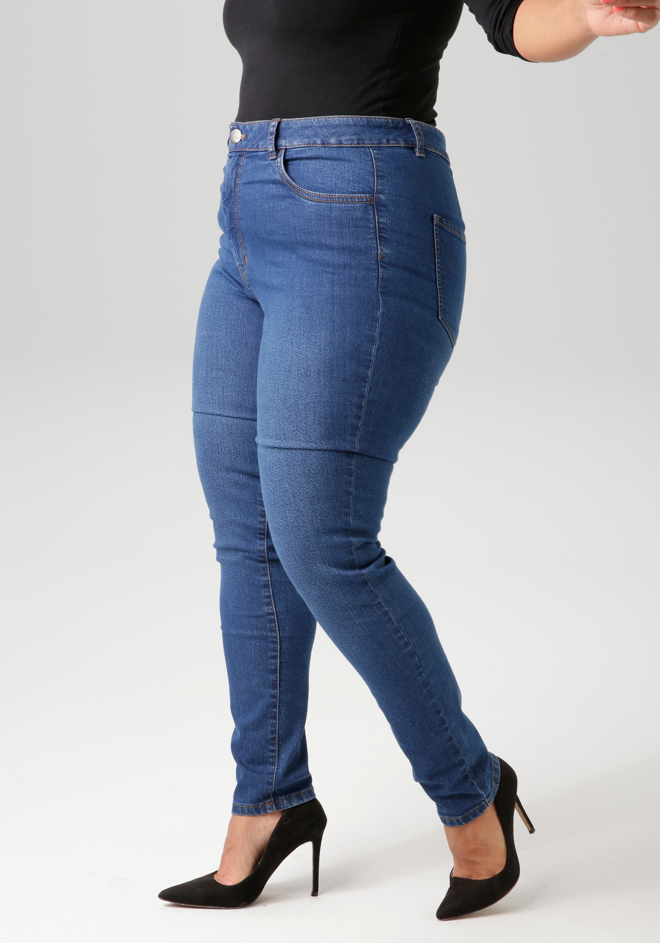 Aniston PLUS Skinny-fit-Jeans, regular waist - in dezenter Used-Waschung - NEUE KOLLEKTION