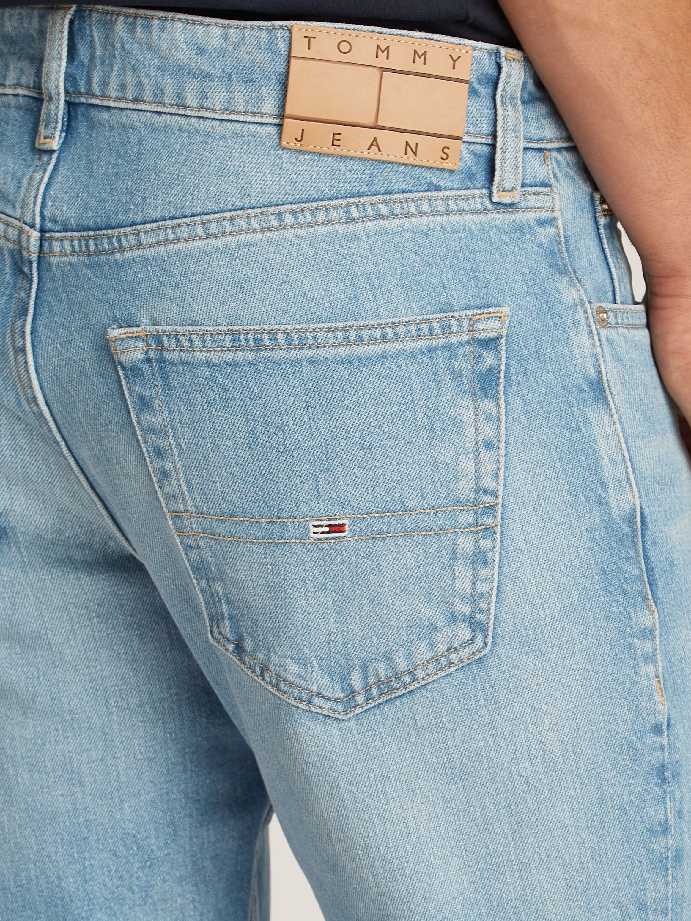 Tommy Jeans Tapered-fit-Jeans, mit Logostickereien