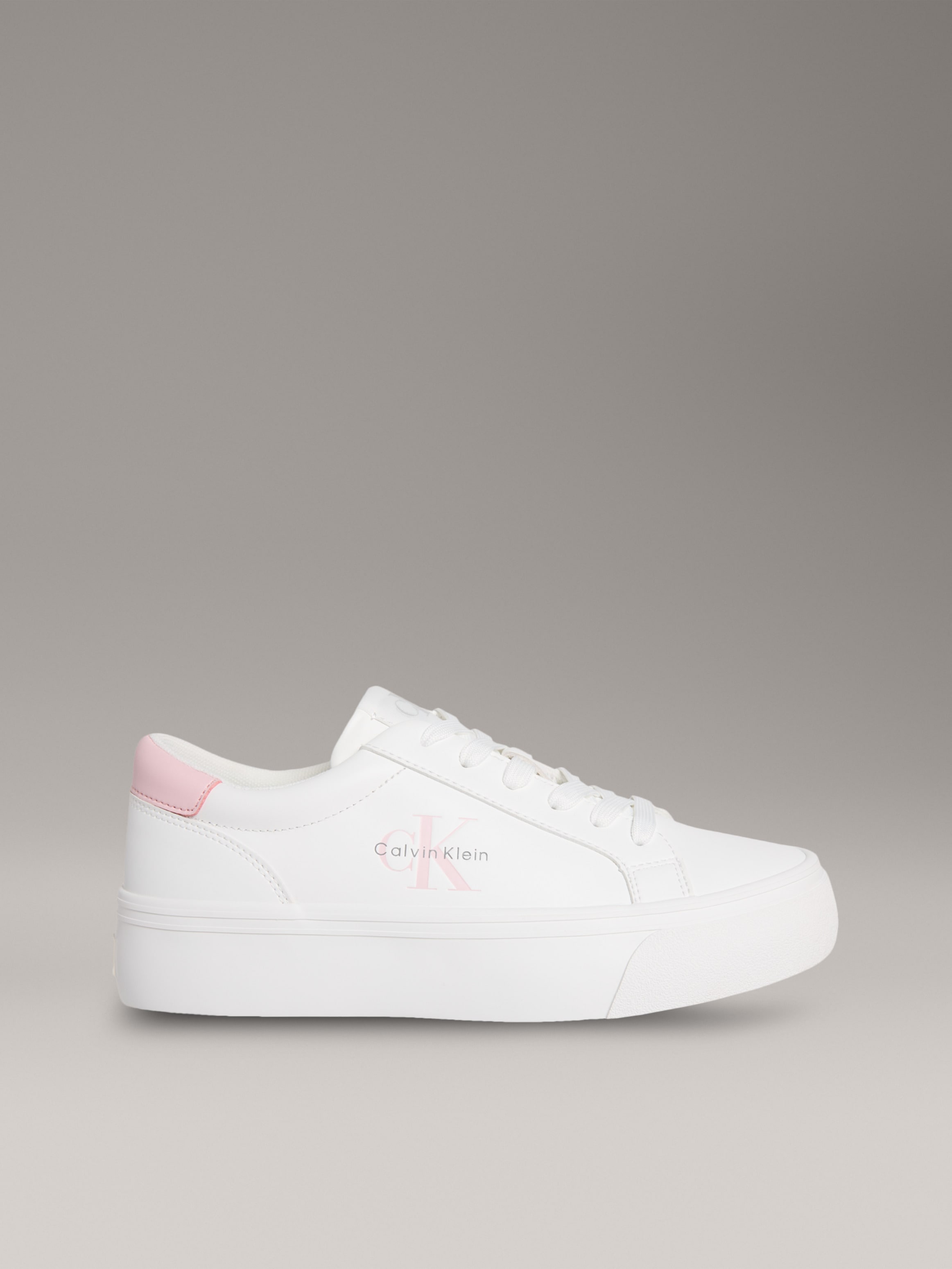 Calvin Klein Jeans Plateausneaker »VULC FLATF LTH LOGO TAG«, Schnürschuh, Halbschuh, Freizeitsneaker mit softem Schaftrand