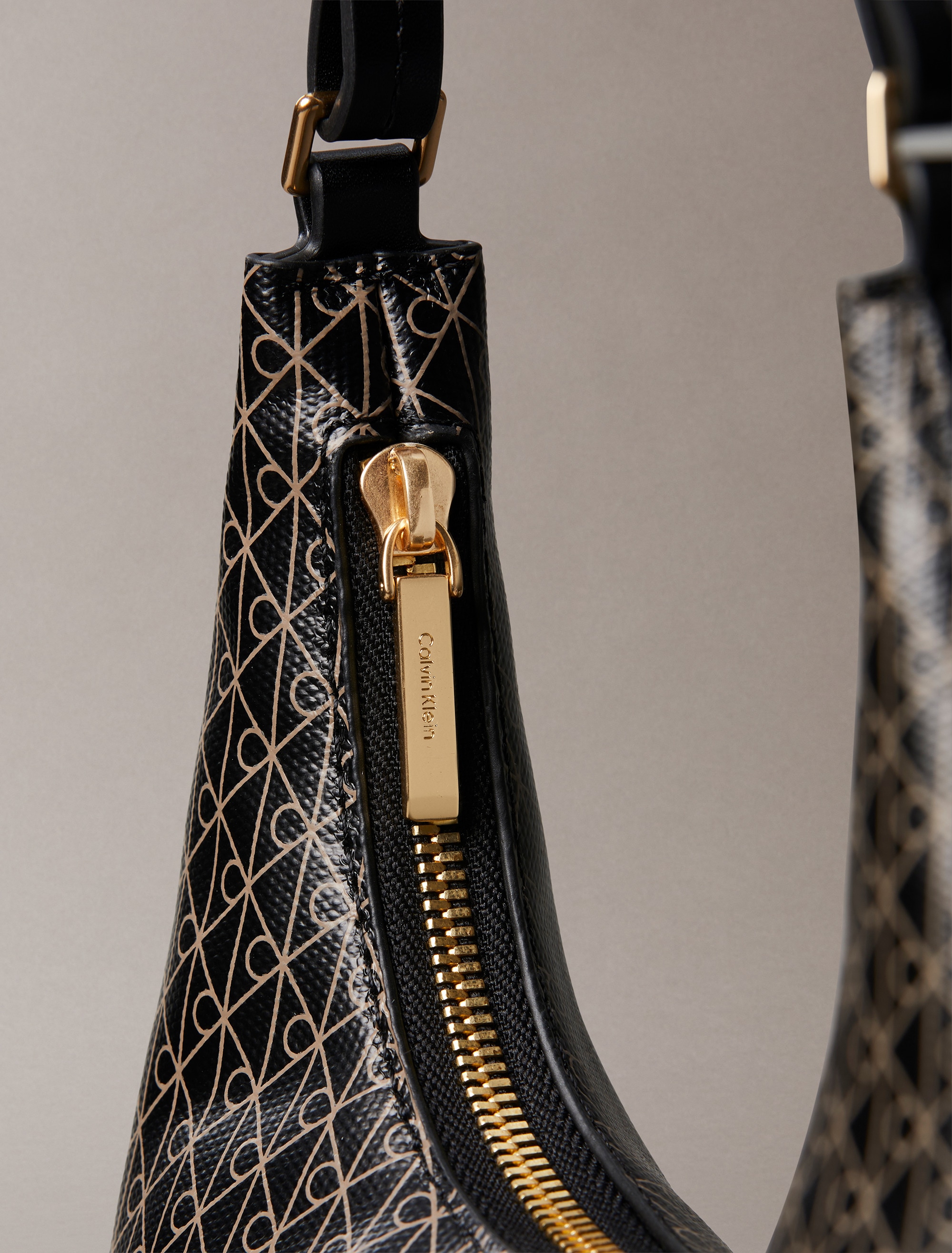 Calvin Klein Schultertasche »AOP SHOULDER BAG« Henkeltasche, Handtasche, Umhängetasche mit CK-Monogramm-Print