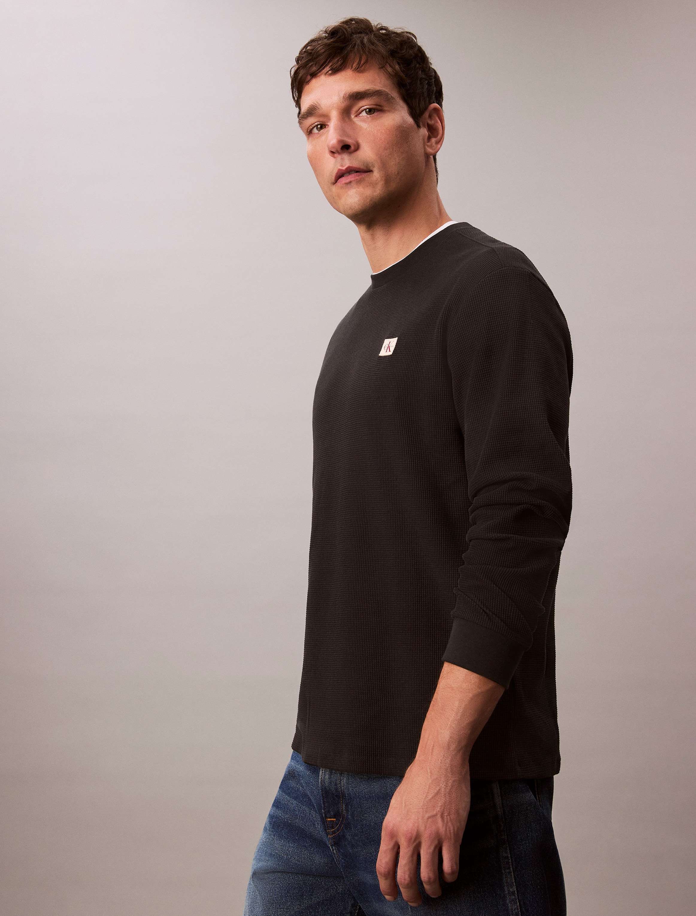 Calvin Klein Jeans Langarmshirt »LS WAFFLE BADGE CREWNK TEE«, Mit Rundhalsausschnitt