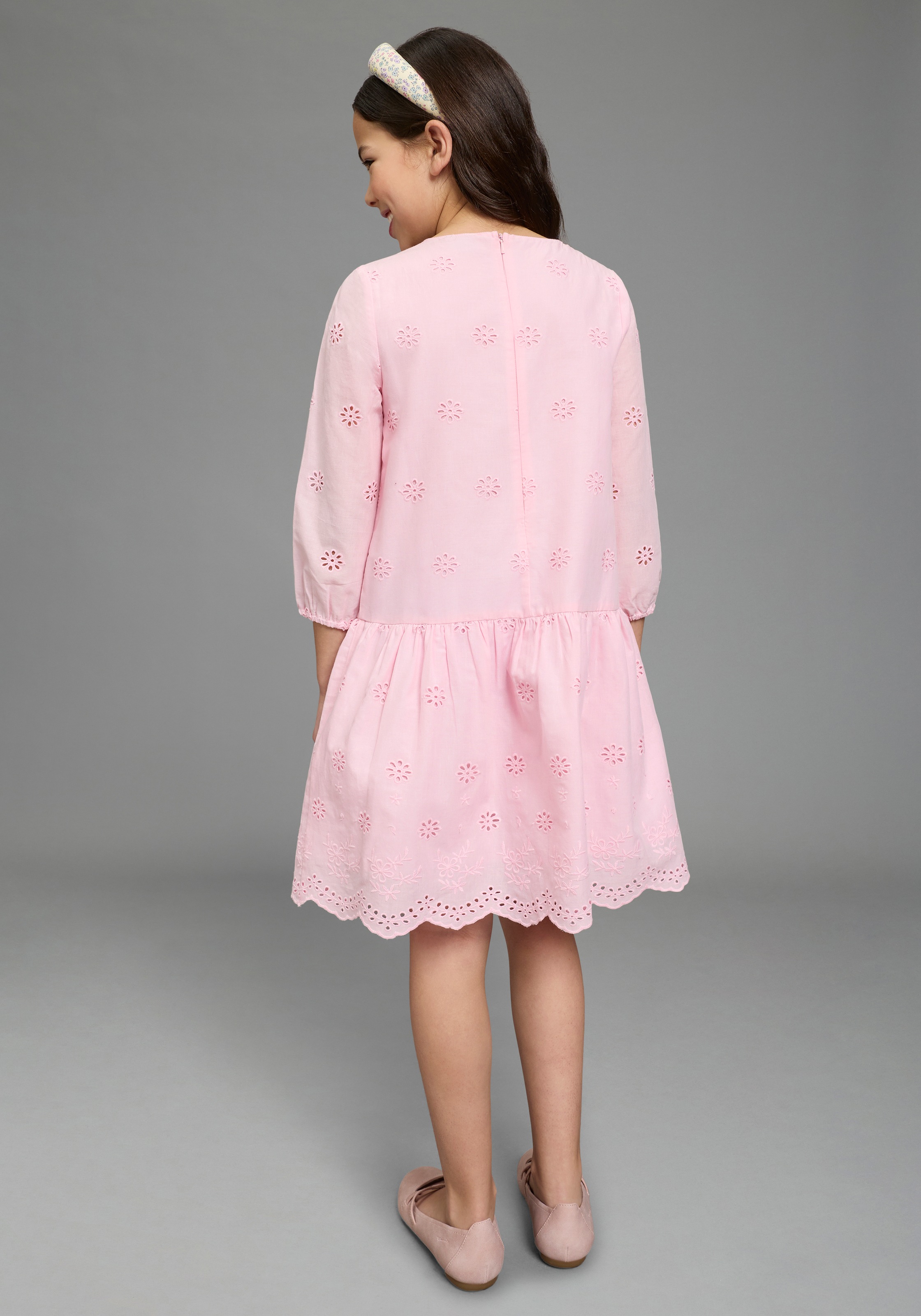 KIDSWORLD Spitzenkleid »Kleid mit Lochstickerei für Mädchen« aus Popeline und Web-Material, mit ausgestellter Passform