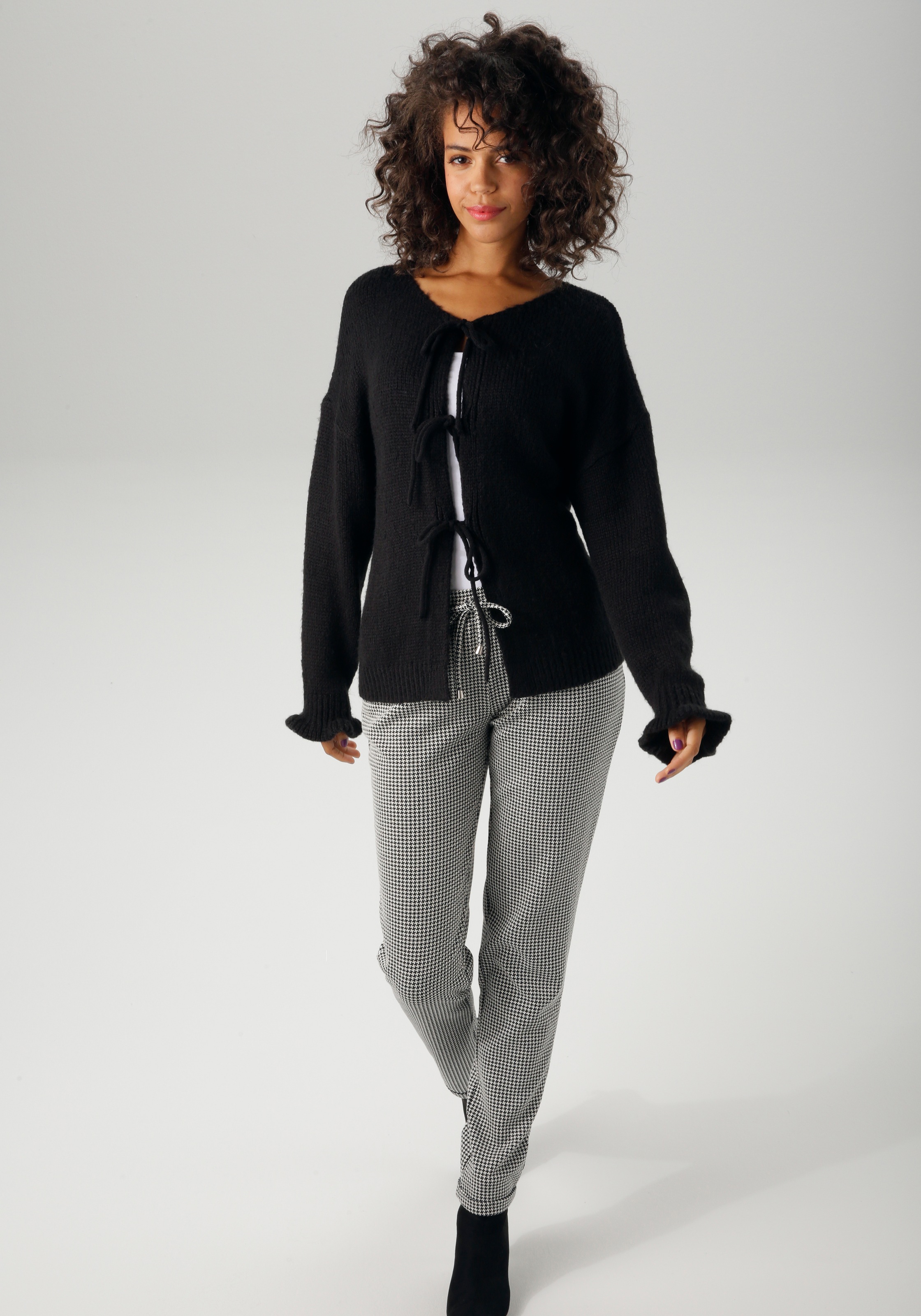 Aniston CASUAL Strickjacke, mit trendigen Bindebändern zu schließen - NEUE KOLLEKTION