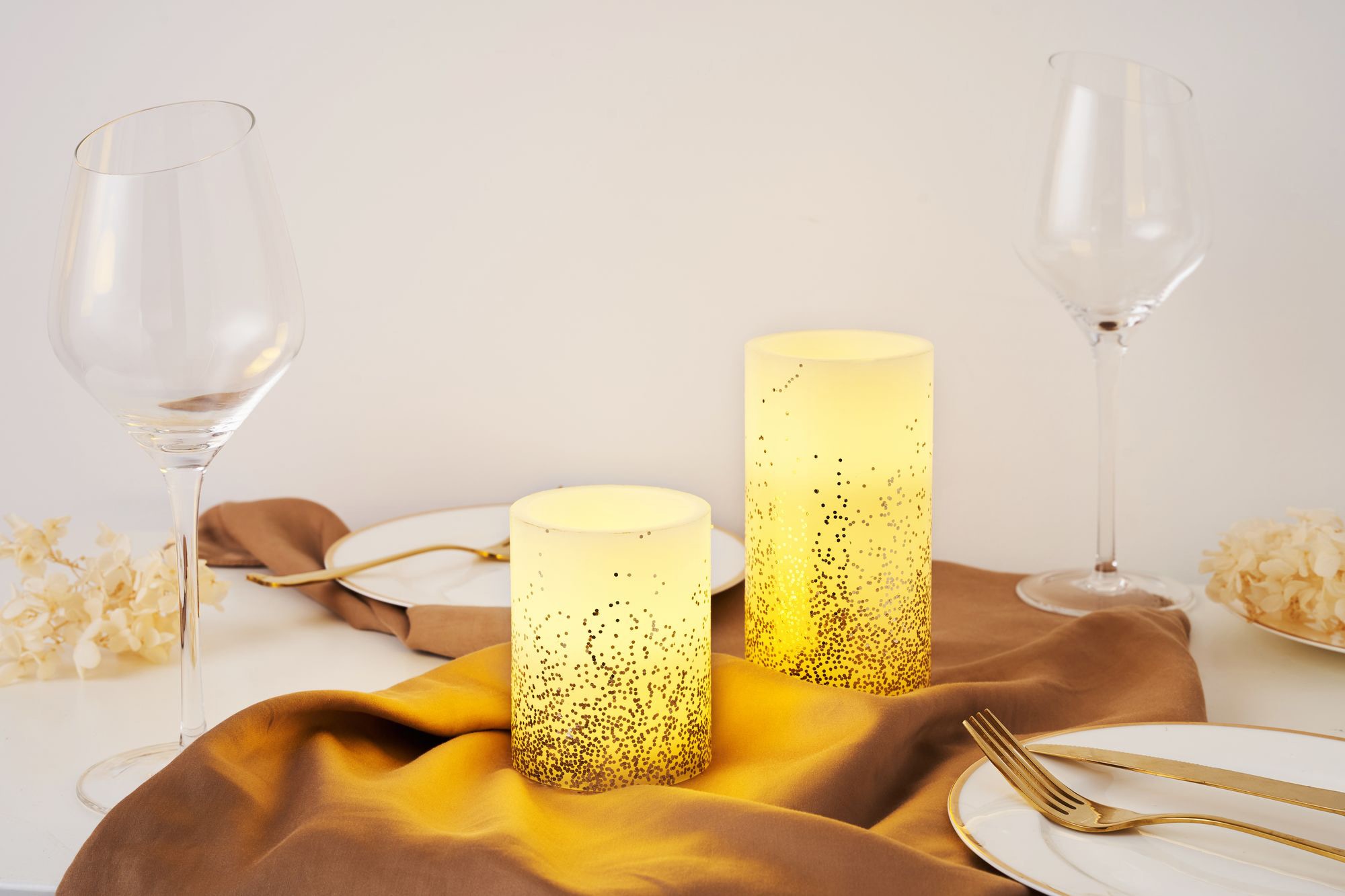 Pauleen LED Dekolicht »LED-Kerze Golden Glitter, 2er Set«, Wachskerze, mit Timer, elfenbein/Glitzer gold