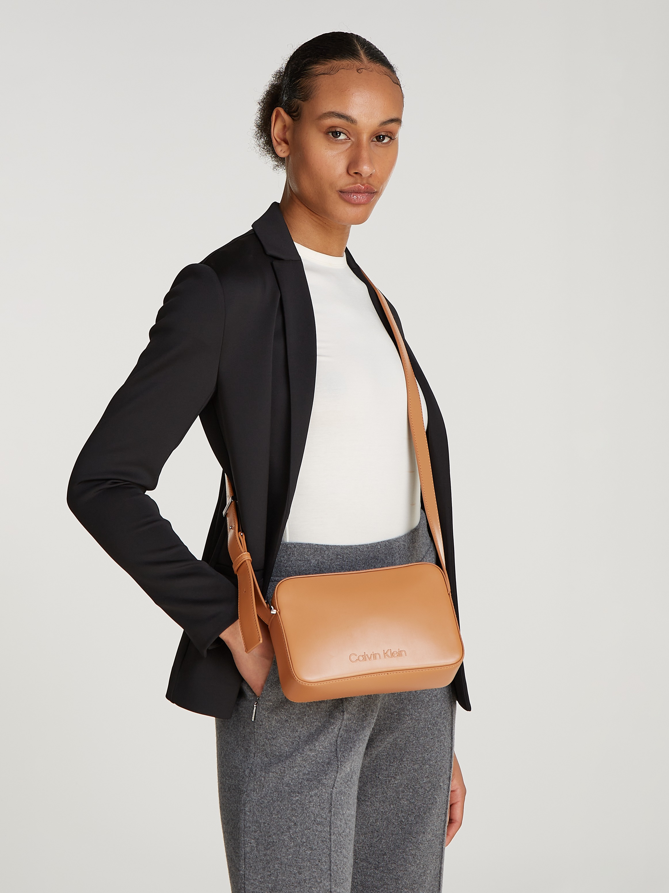 Calvin Klein Umhängetasche »EMBOSSED LOGO CAMERA BAG«