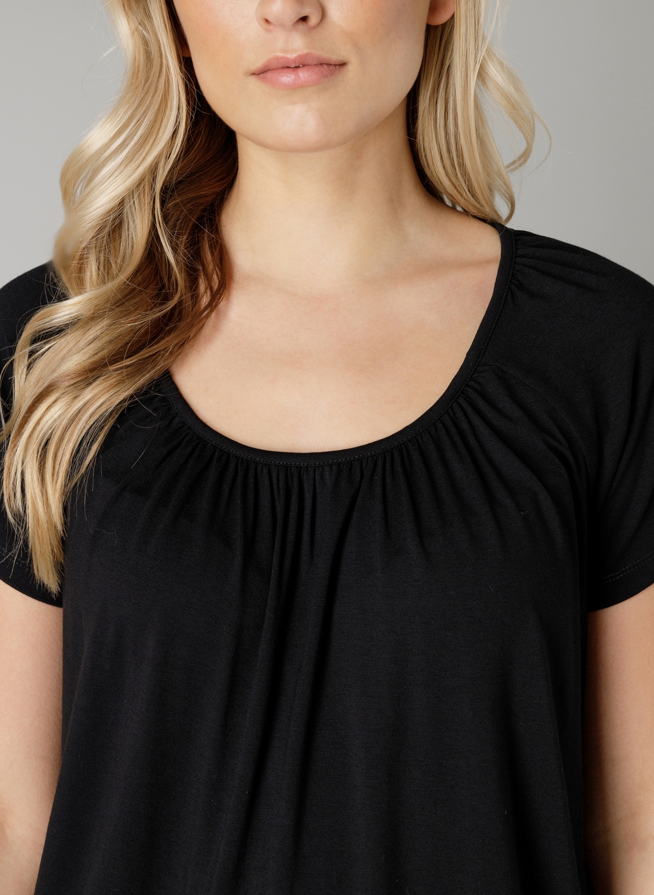 Base Level T-Shirt »Yona«, mit Raffung am Ausschnitt und elastischem Bund