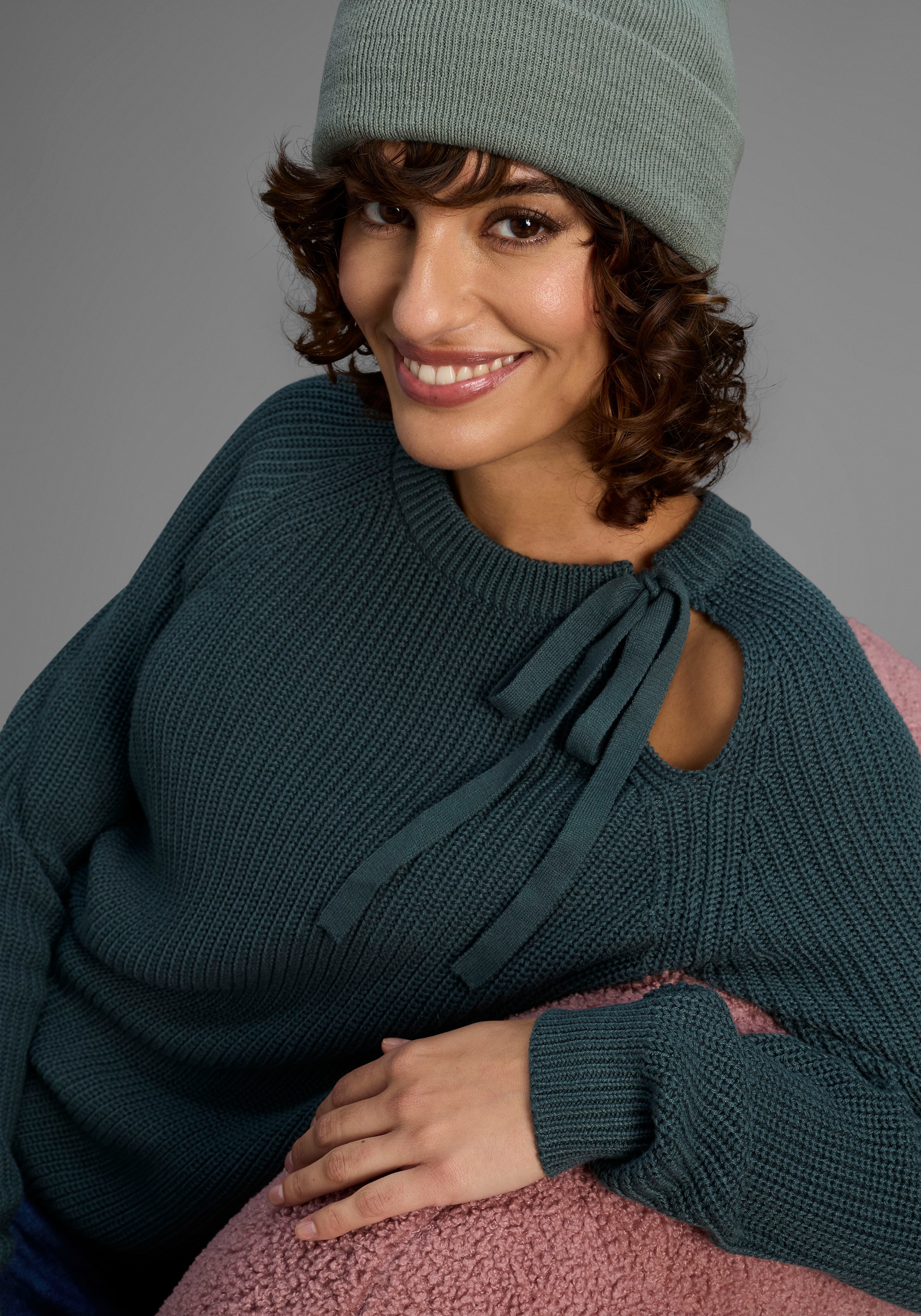 Thumbnail - Laura Scott Strickpullover Übergangspullover mit Schleifendetail und Cut Out - NEUE KOLLEKTION