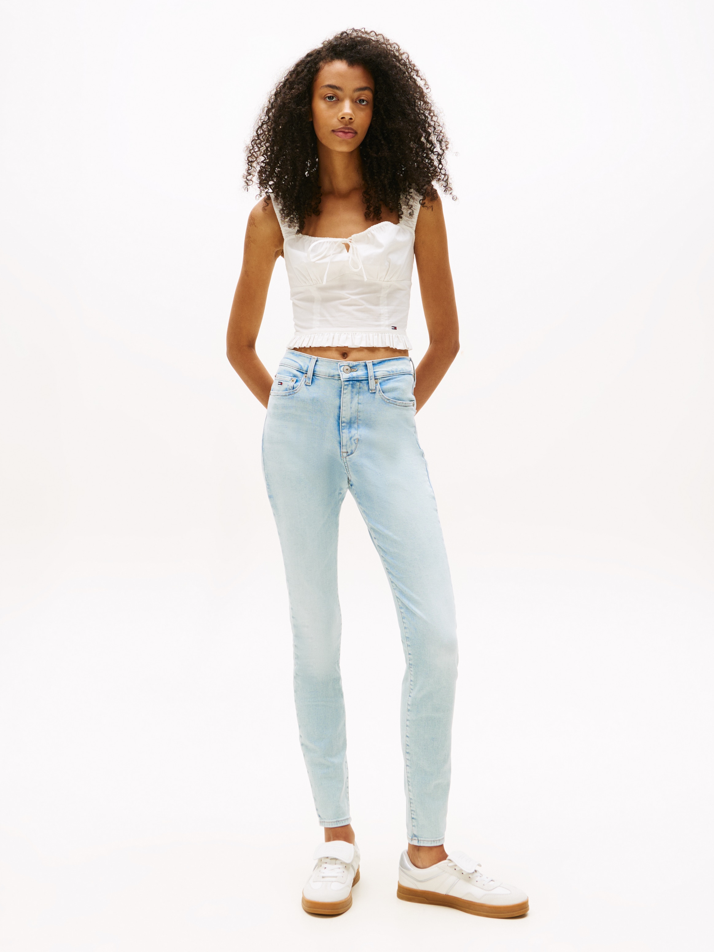 Tommy Jeans Bootcut-Jeans »SYLVIA HGH FLR«, Weite Beinform und Logo Stickerei auf der Gesäßtasche