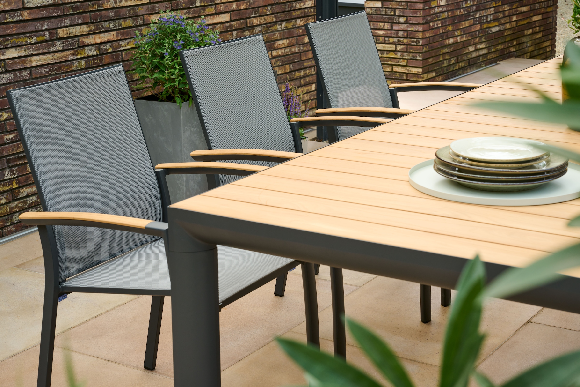 Siena Garden Gartensessel »VELIA Stapelsessel matt anthrazit« Gestell aus Aluminium, Armlehnen aus Teak FSC® 100%