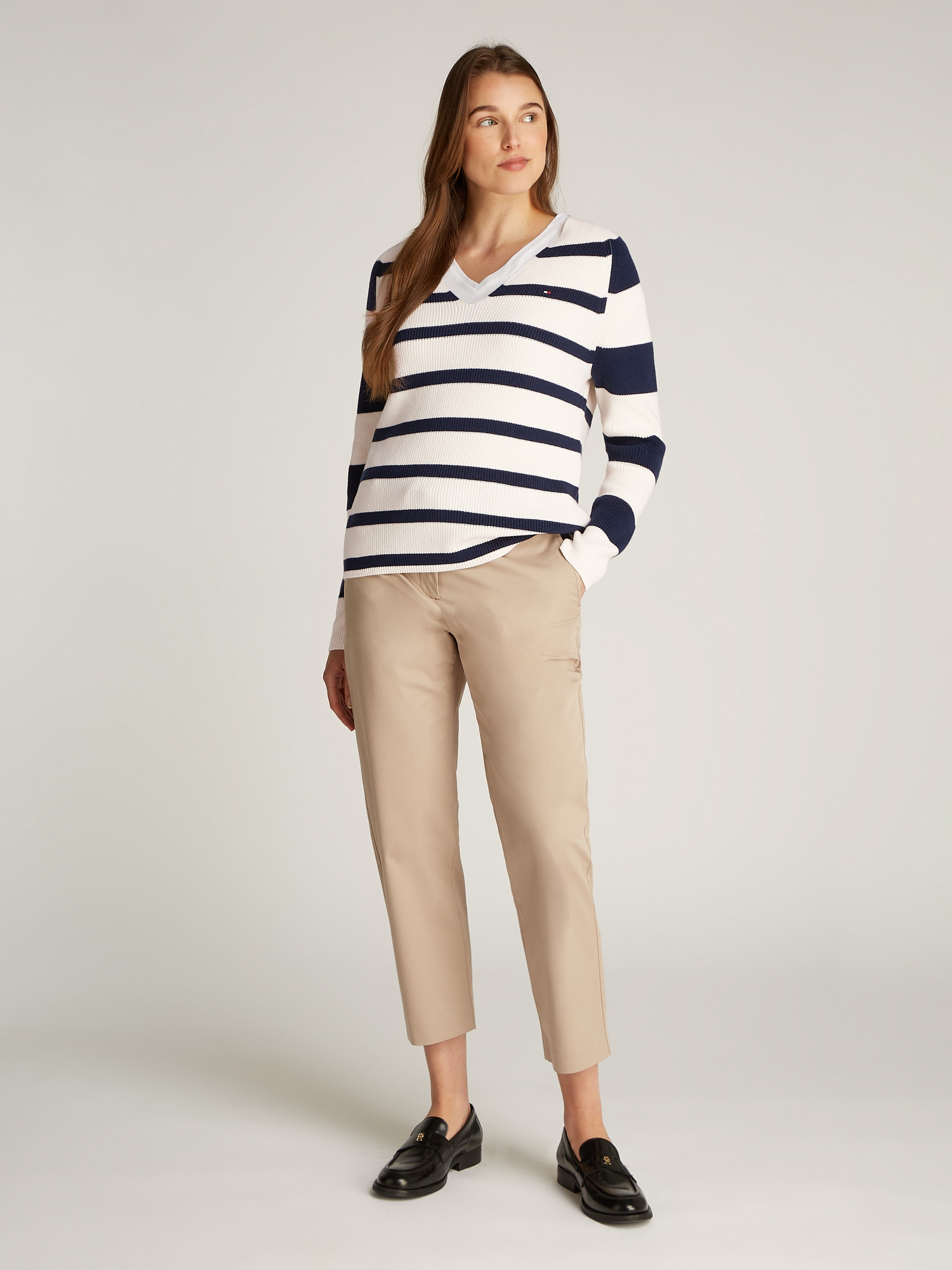 Tommy Hilfiger Strickpullover »CO CARDI STITCH V-NK LS« mit Logostickerei