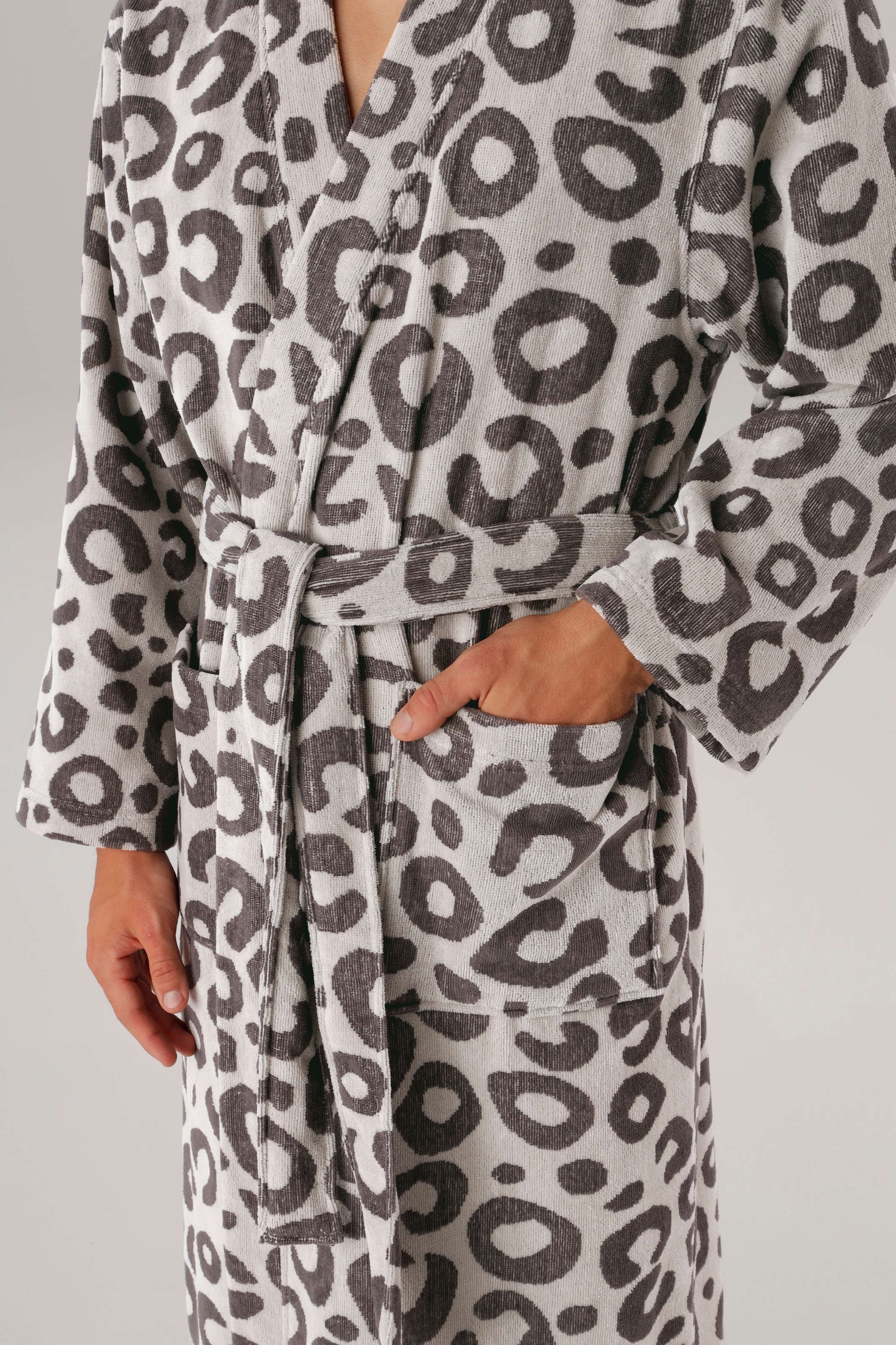 OTTO home Unisex-Bademantel »Anna Leo, ideal für Sauna & Spa, Hotelbademantel, Morgenmantel« 1 Stk. für Damen & Herren, mit Taschen, S-3XL, mit trendigem Animal-Print