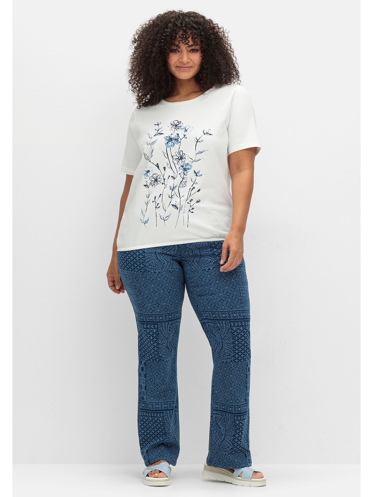 Sheego T-Shirt »Große Größen«, mit Blumenprint und Gummizugbund