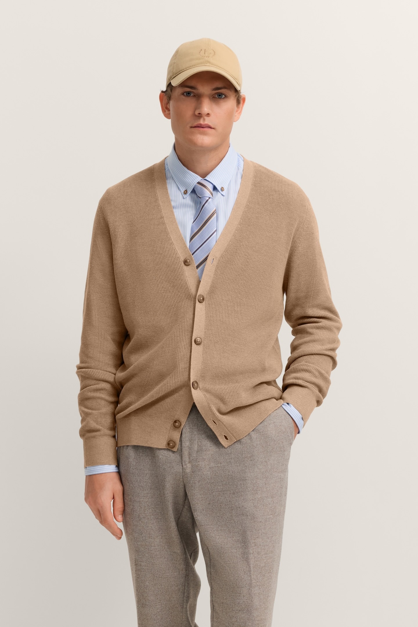 Cardigan BUGATTI "Regular Fit", Herren, Gr. M, 40, beige, Strick, 50% Baumwolle, 50% Polyester, unifarben, regular fit, V-Ausschnitt, Rippbündchen, Strickjacken, mit V-Ausschnitt und Ripp-Struktur