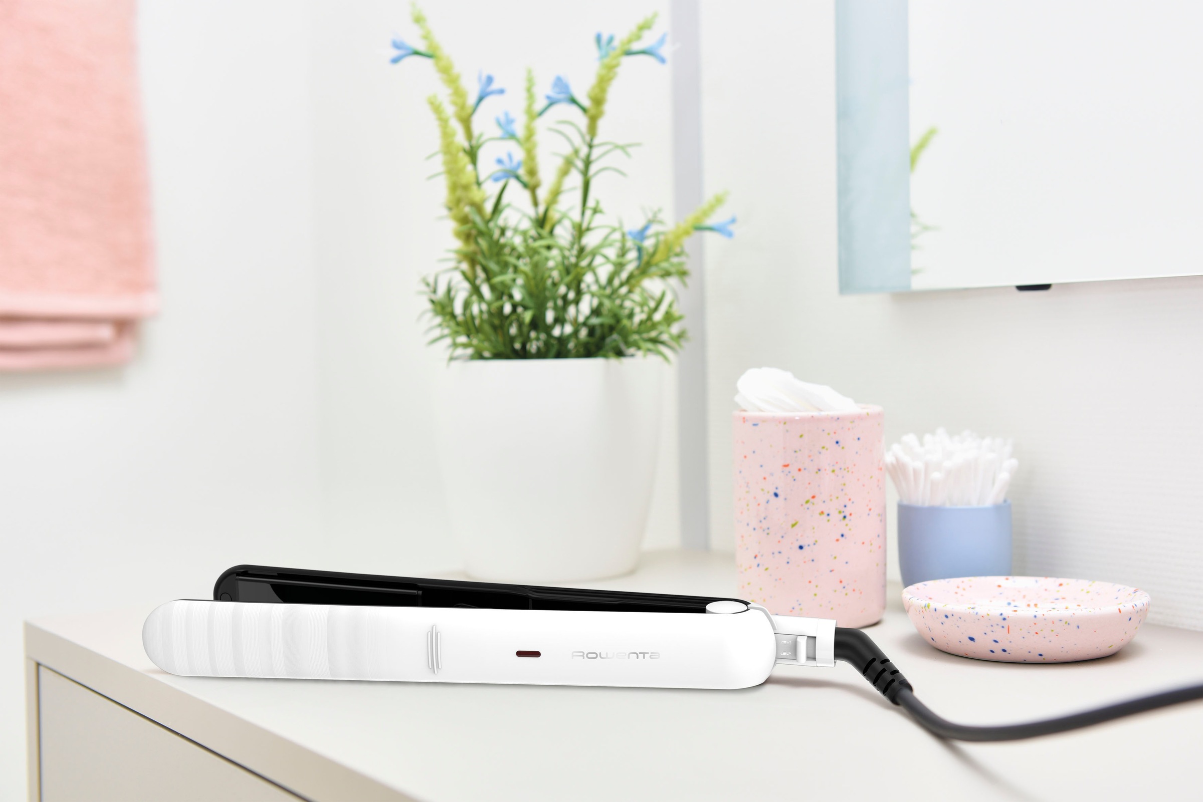 Rowenta Glätteisen »Optiliss Haarglätter, bis 230°C, Keramikbeschichtung,« Keramik-Beschichtung 10 Temperatureinstellungeen, Aufheizen in 30 Sek., weiß, SF3210