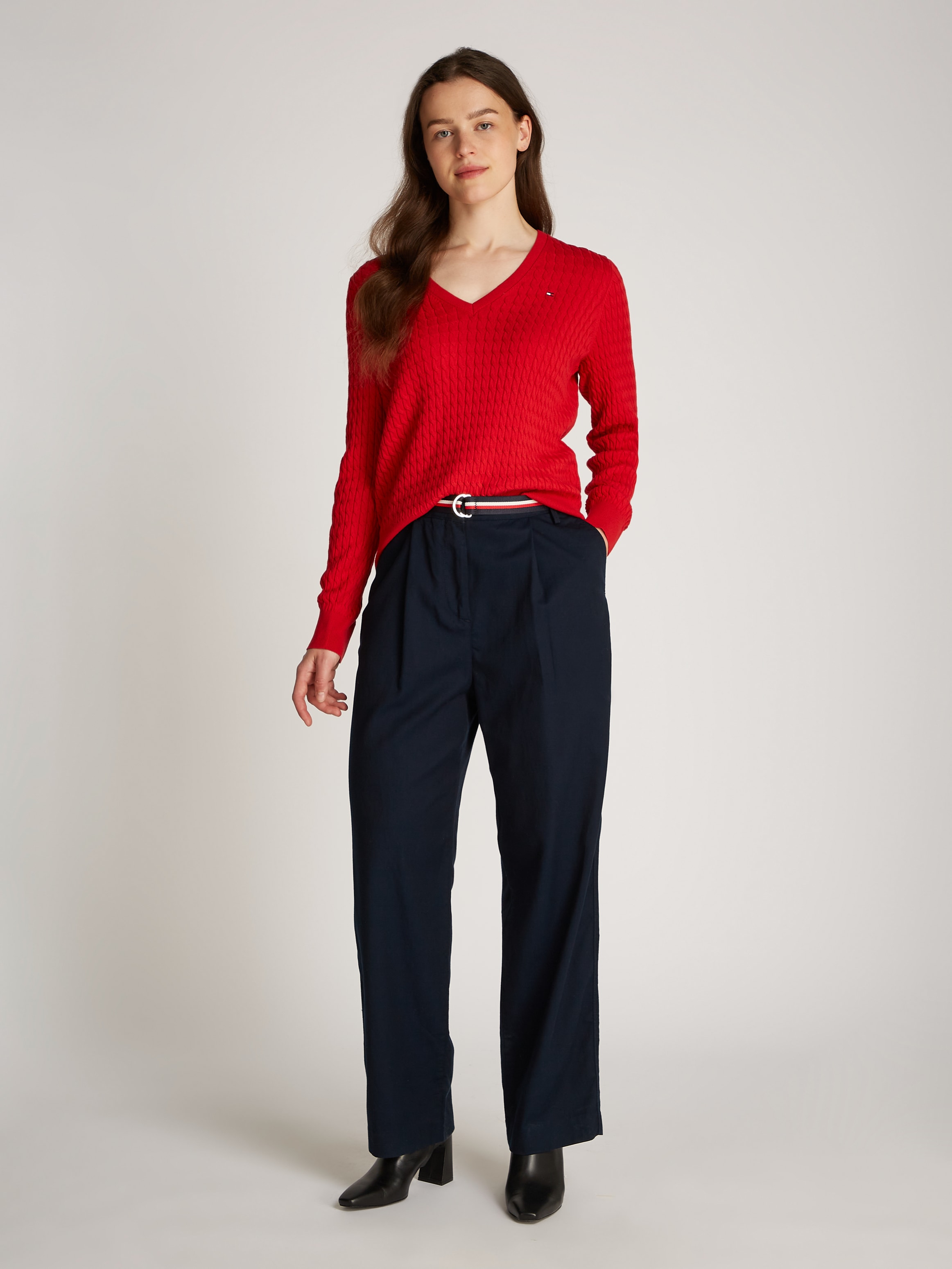 Tommy Hilfiger V-Ausschnitt-Pullover »CO CABLE V-NK LS SWT«, mit Zopfmuster, Logostickerei