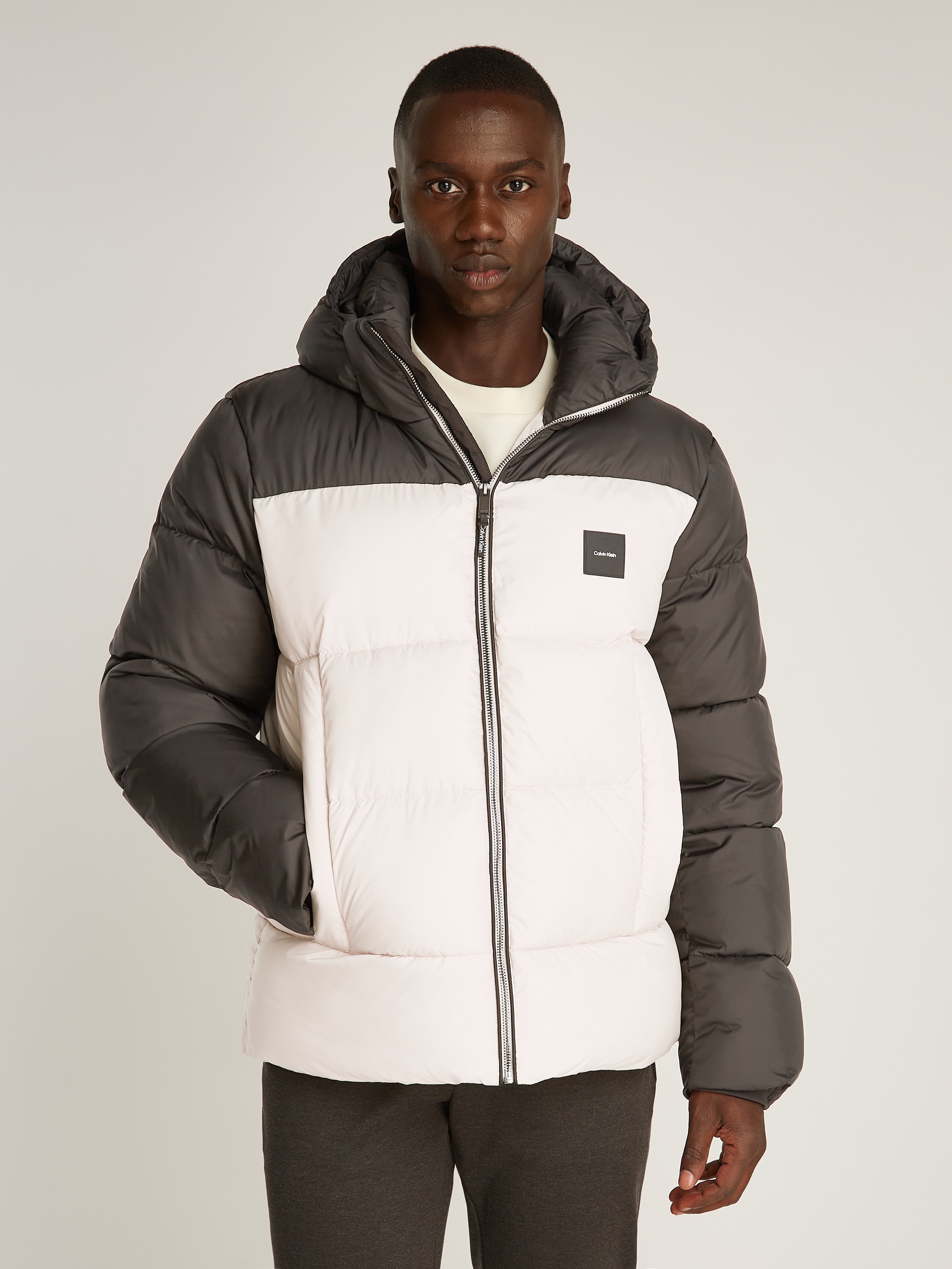 Calvin Klein Outdoorjacke "HOODED QUILT COLOR-BLOCK PUFFER", mit Kapuze, mit Logopatch