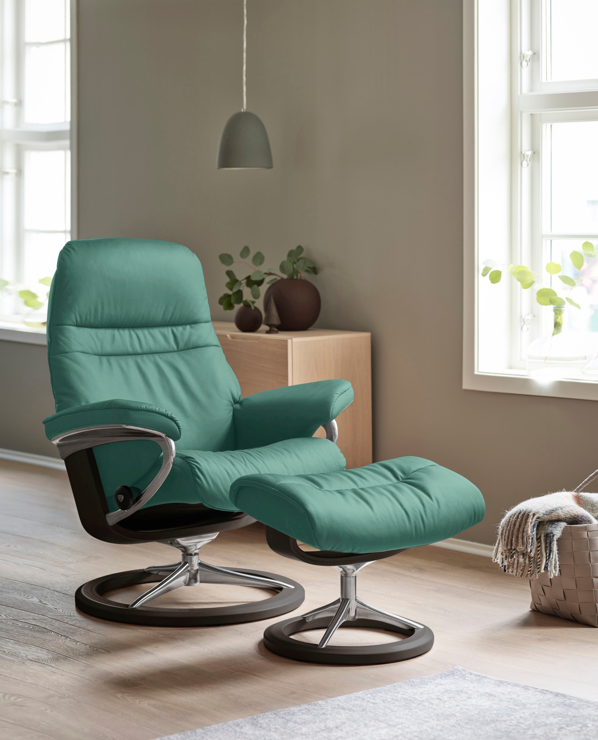 Thumbnail - Stressless "Sunrise" Relaxsessel mit Hocker, mit Signature Base, Größe S, Gestell Wenge, in 2 Lederqualitäten lieferbar