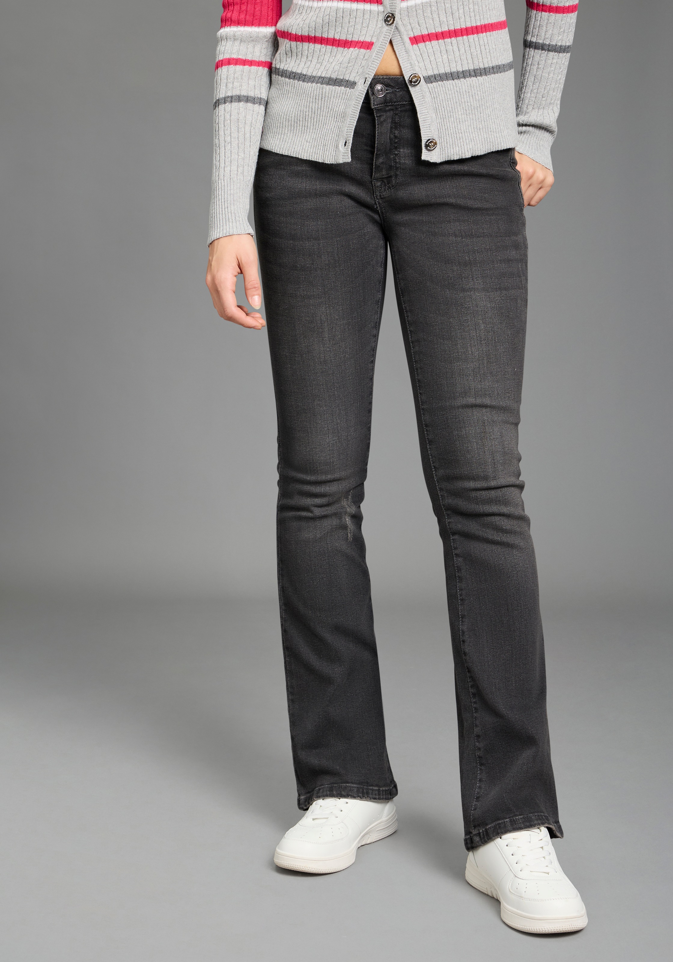 KangaROOS Bootcut-Jeans mit ausgestellter Beinform, aus Baumwolle und Elasthan