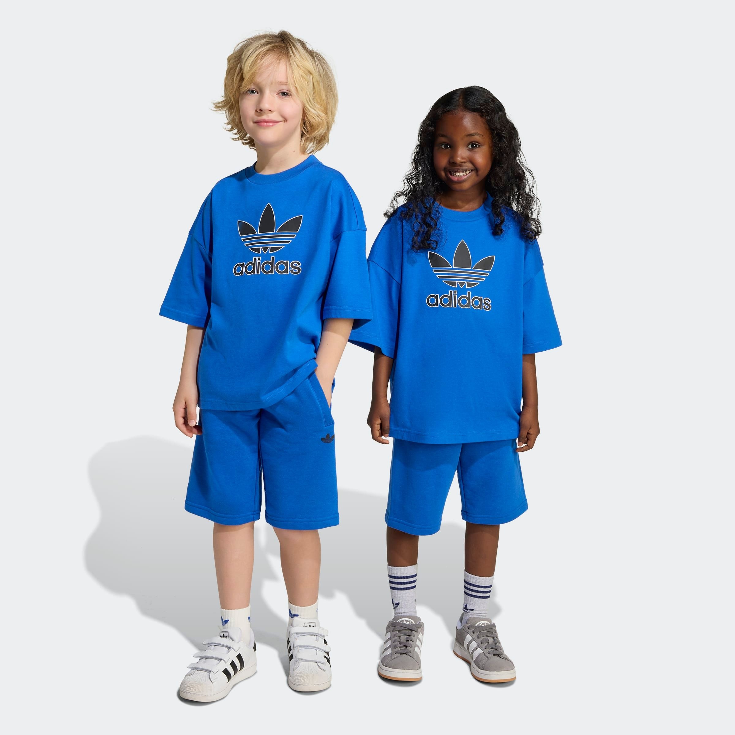 Trainingsanzug ADIDAS ORIGINALS "UND SET BIG LOGO DESIGN KIDS", Jungen, Gr. 128, blau (blau, schwarz), Obermaterial: 100% Baumwolle. Obermaterial Hose: 70% Baumwolle, 30% Polyester, Sportanzüge Trainingsanzug