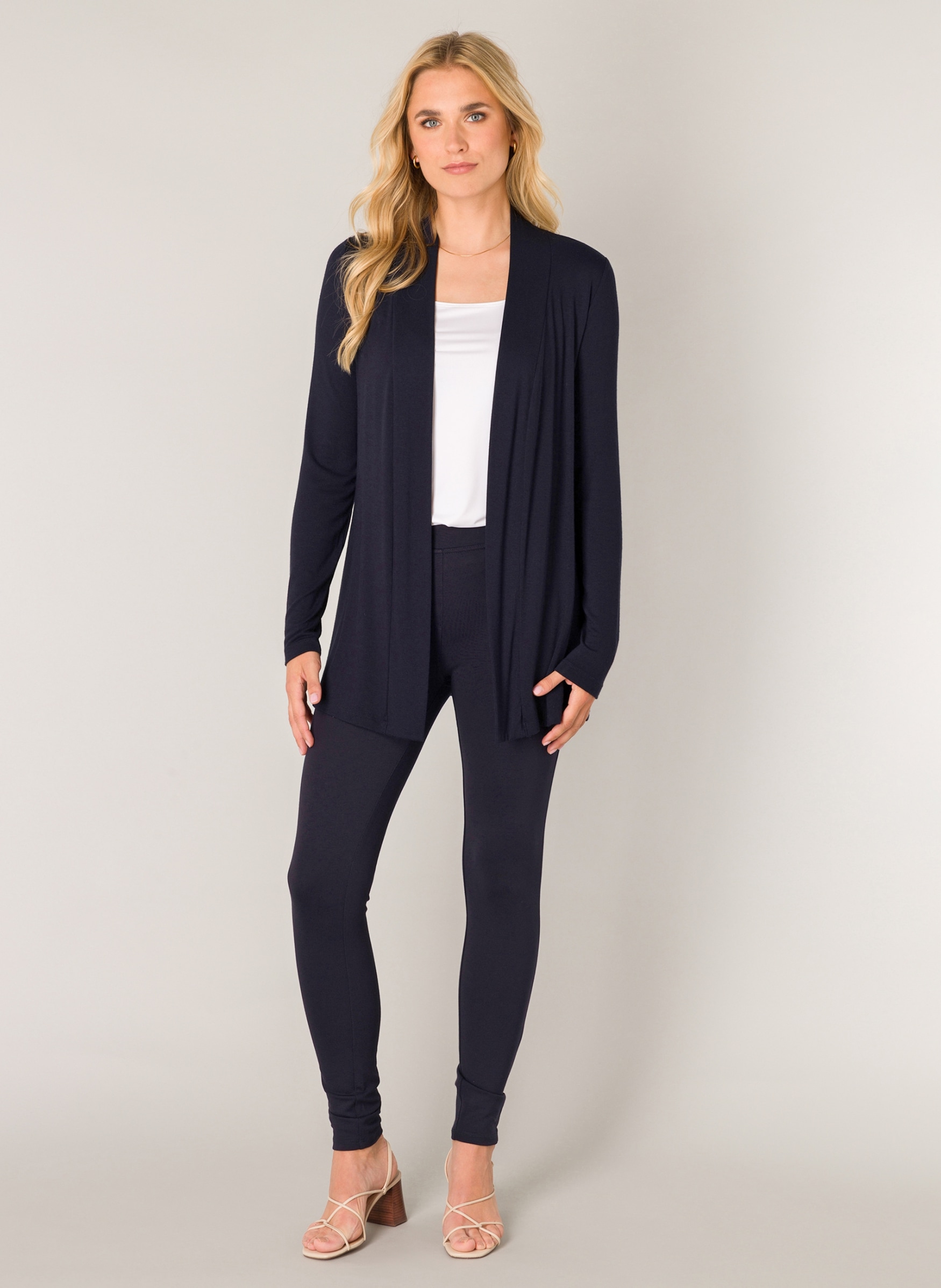 Base Level Strickjacke »Yayla«, In elastischem Feinstrick