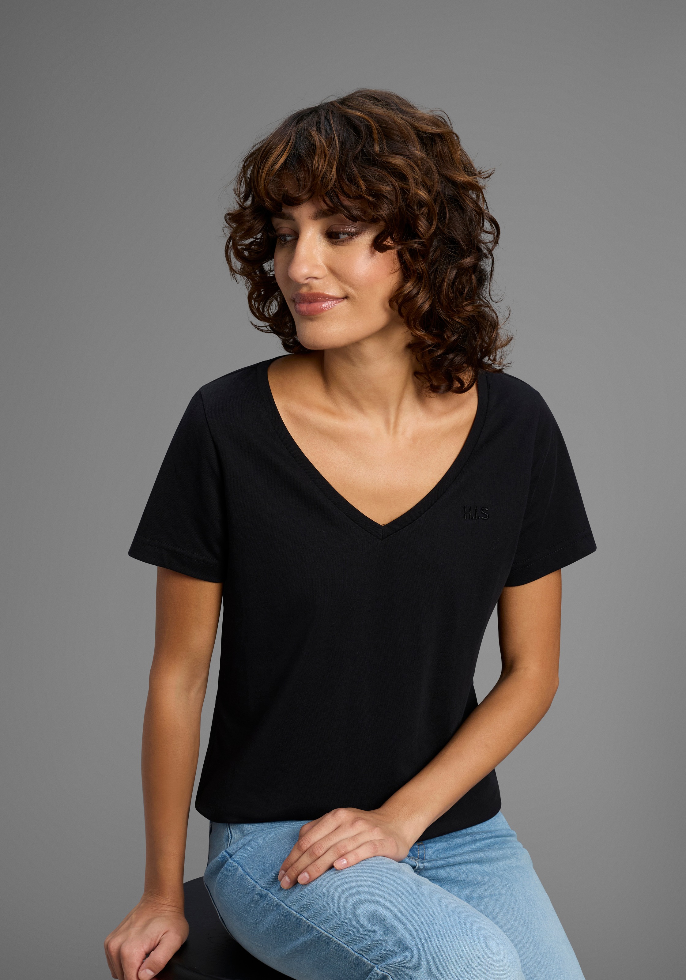 Thumbnail - H.I.S T-Shirt "Essential-Basics" Spar-Set, 3er-Pack, hüftlange Passform, figurumspielender Schnitt, aus 100% Baumwolle