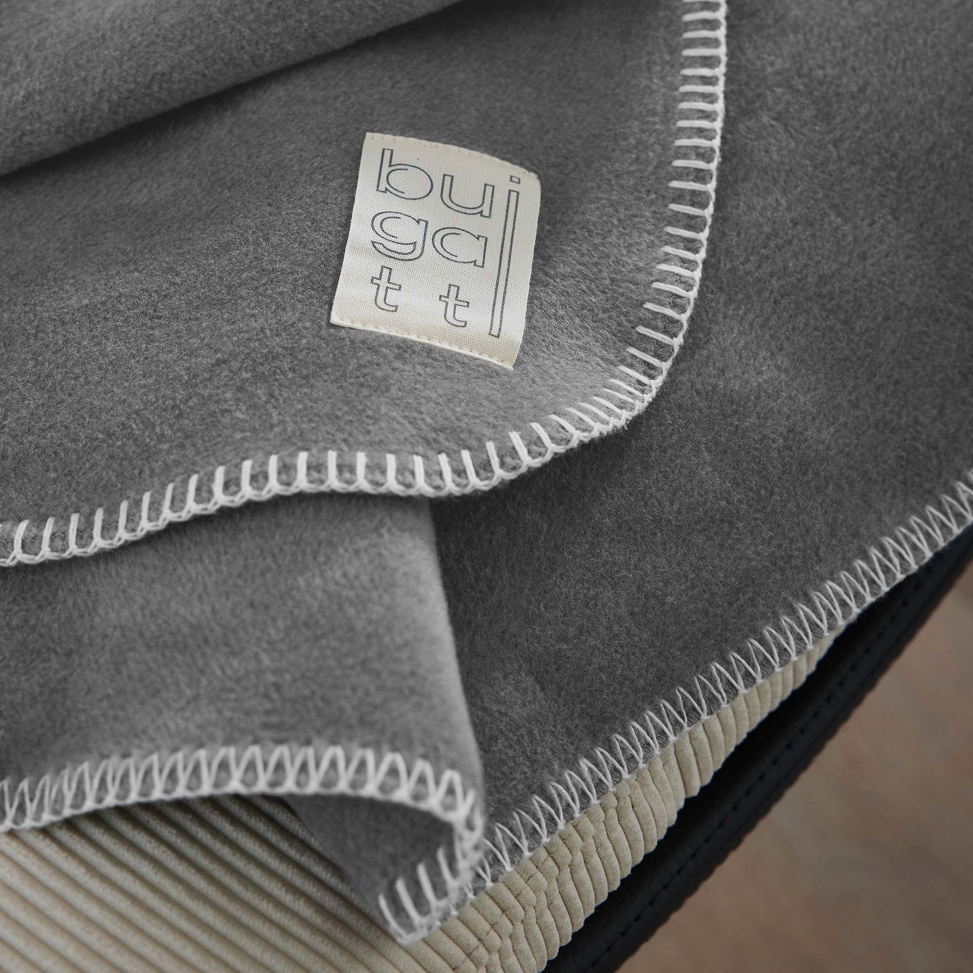 bugatti Wohndecke »Wohndecke bugatti«, mit bugatti-Logo-Patch