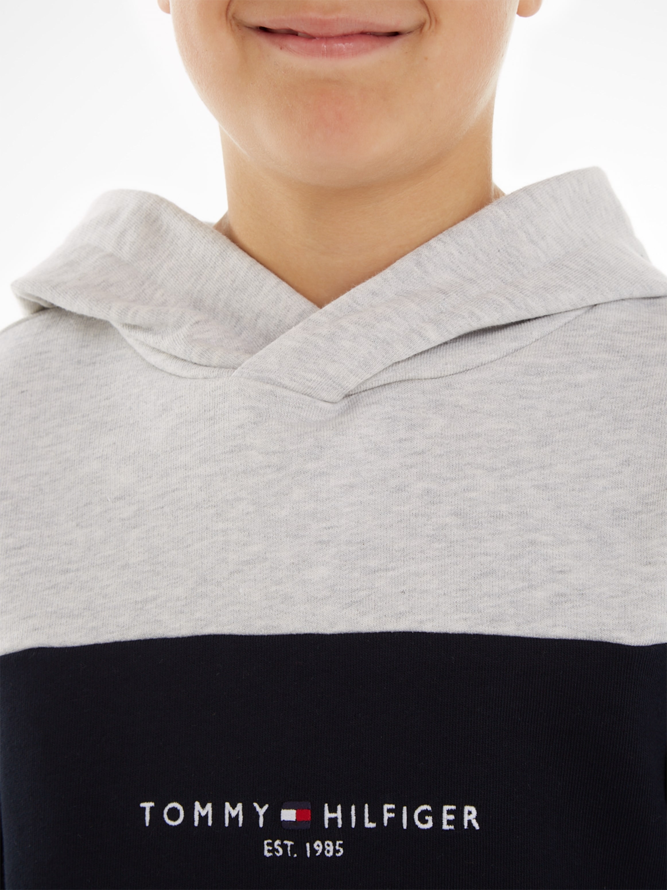 & kontrastfarbenen Tommy Kapuzensweatshirt breitem Streifen kaufen »ESSENTIAL Tommy HOODIE«, Hiflger mit | Hilfiger BAUR COLORBLOCK Logo-Schriftzug