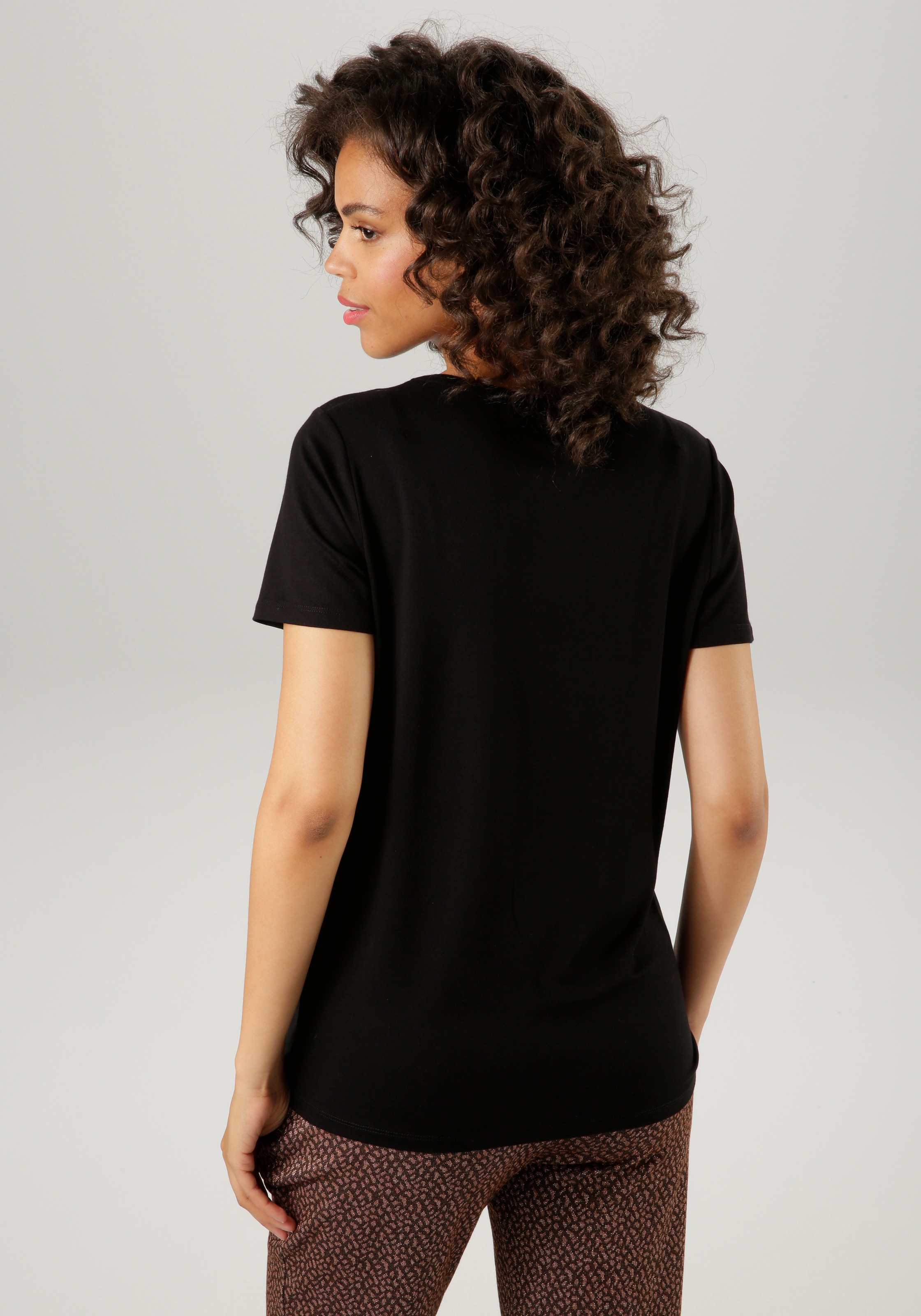 Aniston CASUAL mit abstraktem Gesicht aus glänzendem Folienprint günstig online kaufen