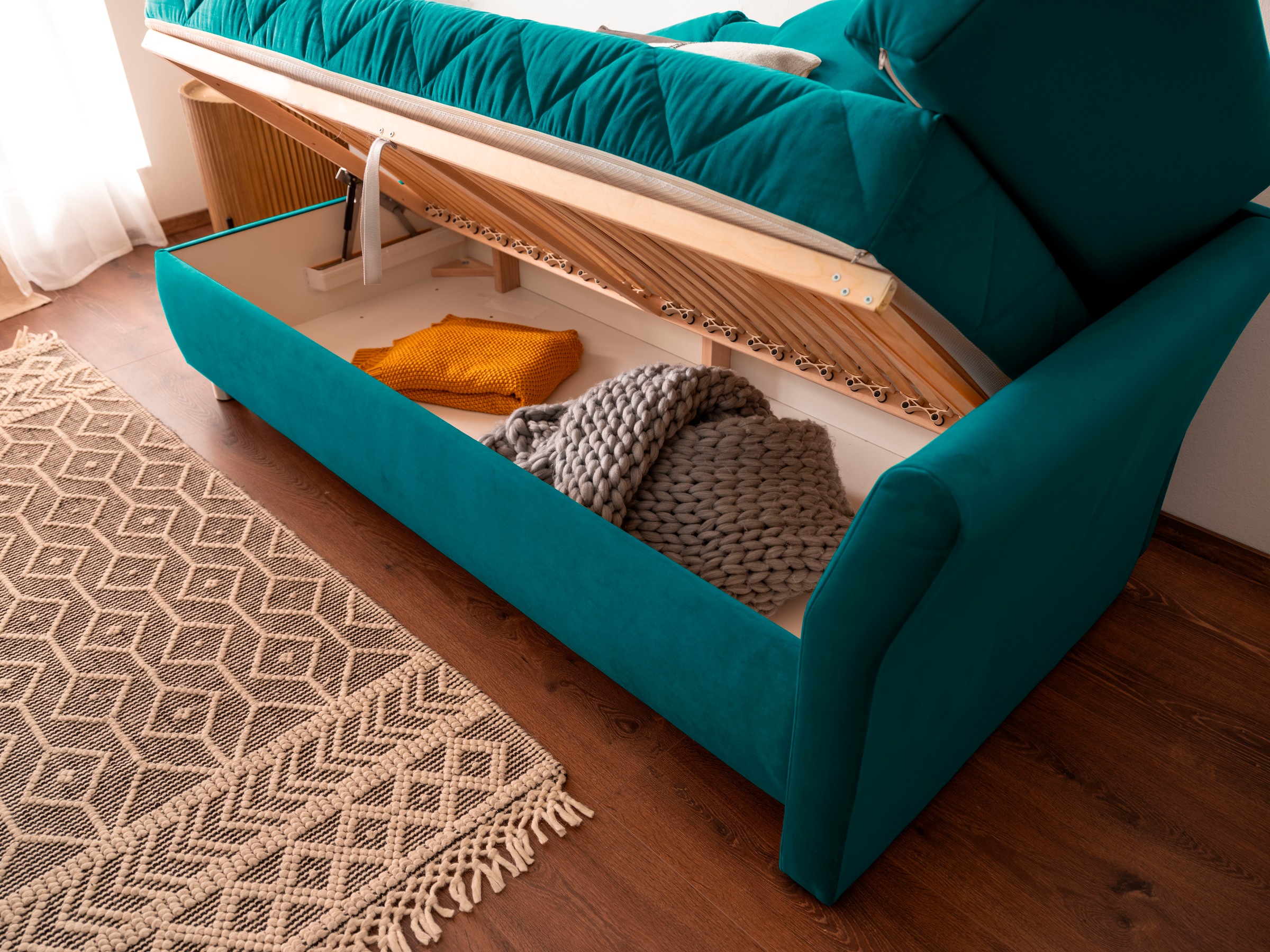 alina Schlafsofa, Bettkasten, Zierkissen-Set aus: 2 Stk. 40x40cm, 1 Stk. 30x30cm