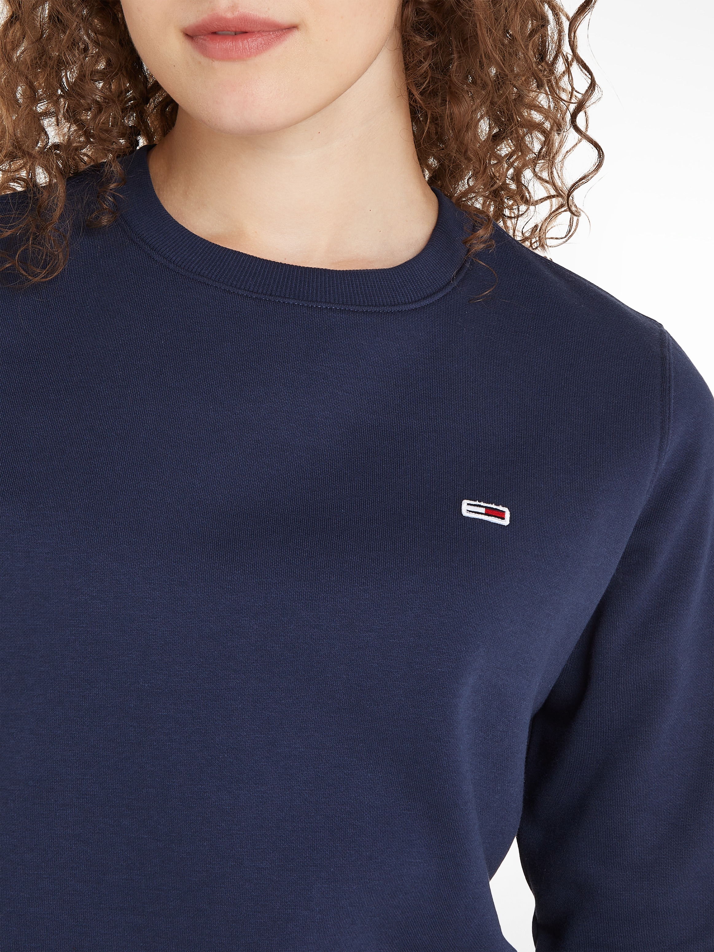 Tommy Jeans Sweatshirt »TJW Brust für BAUR bestellen auf NECK«, Logo-Flag der FLEECE C | REGULAR Jeans mitTommy