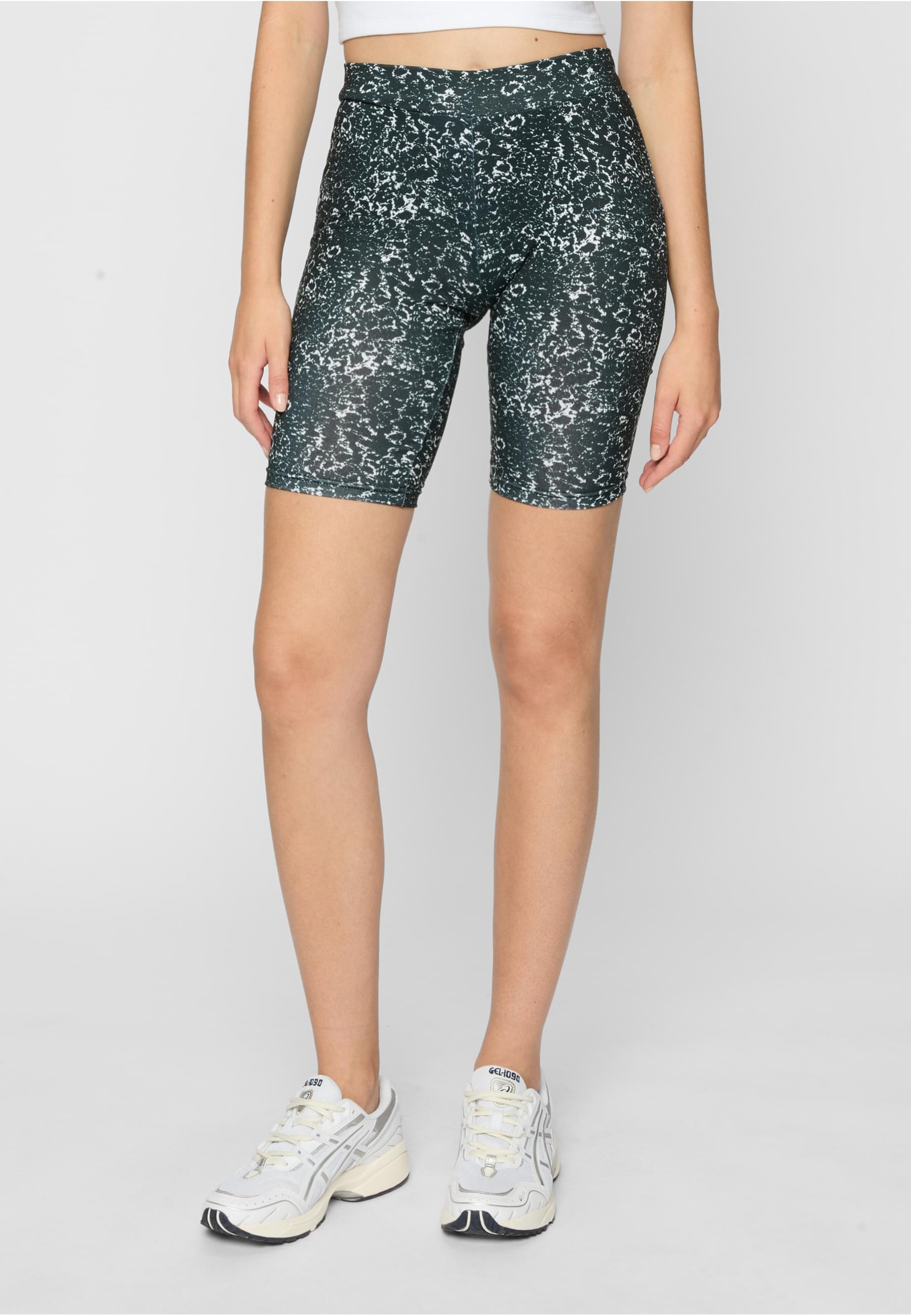 URBAN CLASSICS Stoffhose »Urban Classics Damen Ladies AOP Cycle Shorts 2-Pack«, (1 tlg.)