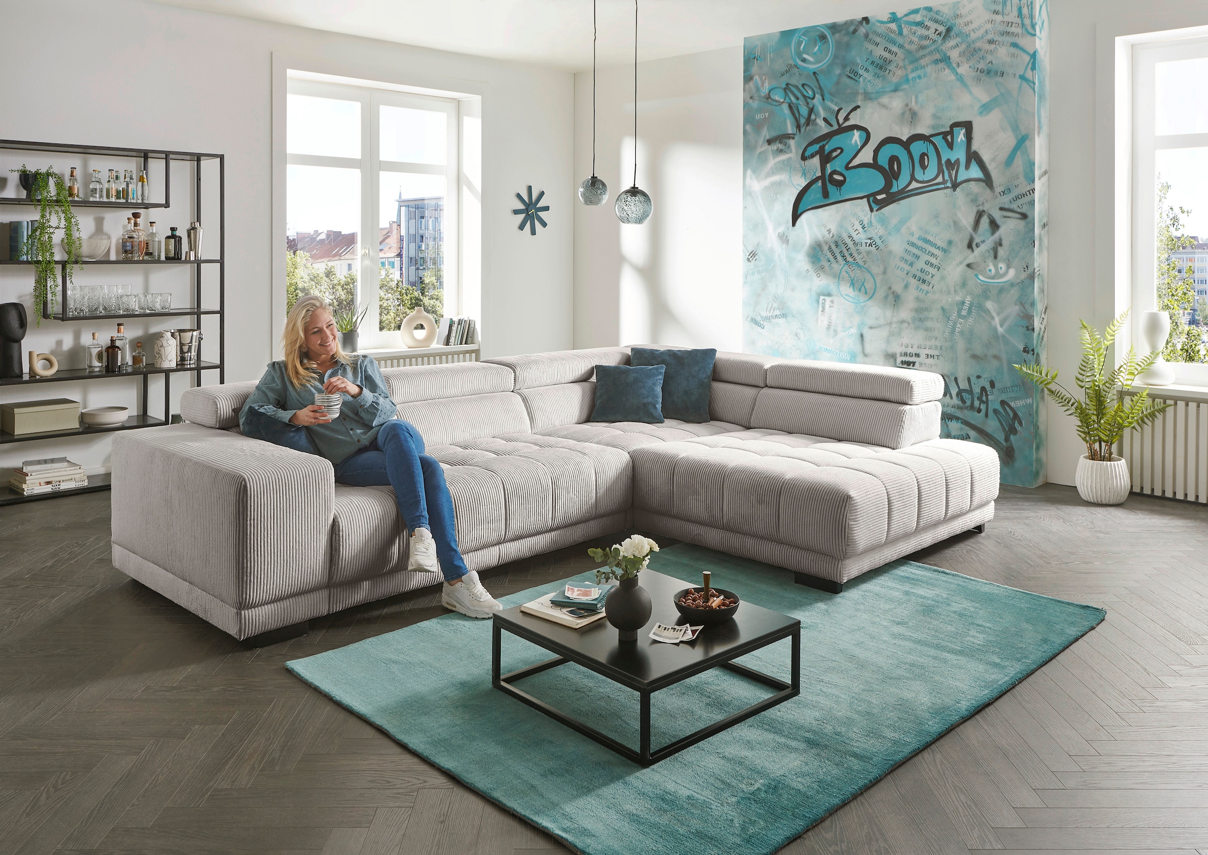 Die PlanBar Ecksofa "MP-IN15053 L-Form breiter Schenkel" wahlweise mit Kopfteilverstellung und manueller Vorziehbank