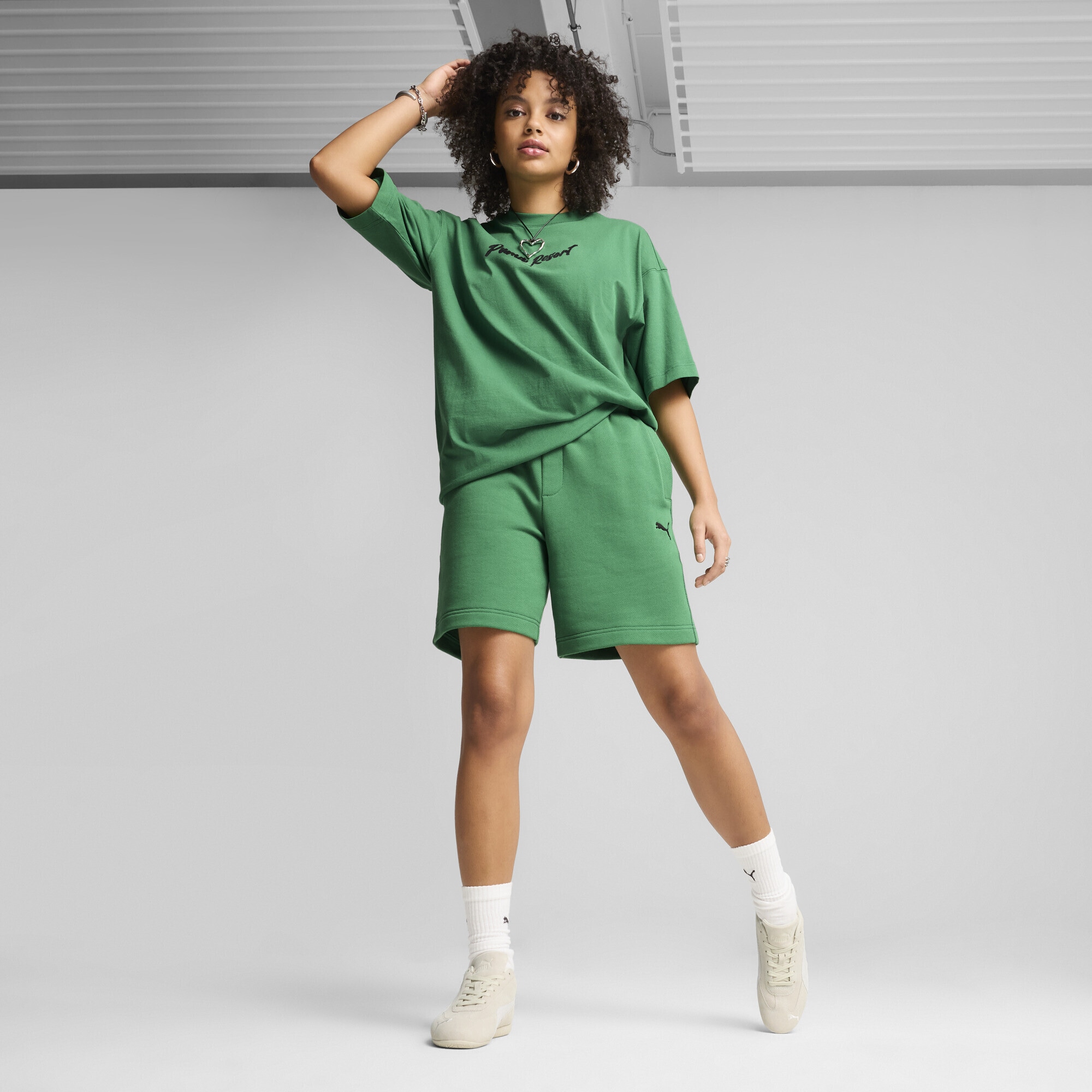 PUMA Sporthose »PREMIUM ESS Relaxed Graphic 7" Shorts Erwachsene«