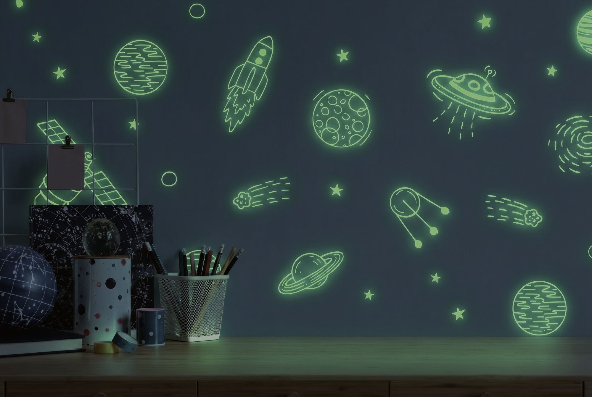 living walls Vliestapete »Kids Studio Weltraum – Kinderzimmer Vliestapete mit Leuchteffekt« Weltall | grafisch | leicht glänzend glatt Raketen, Planeten und Sterne mit Leuchteffekt im Dunkeln