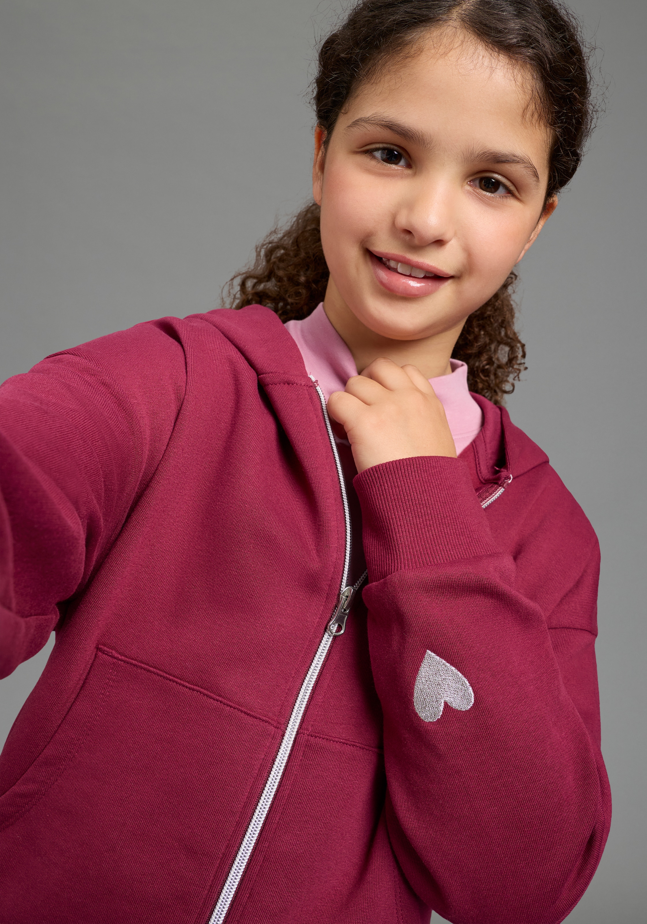 KIDSWORLD Kapuzensweatjacke »Lässige Sweatjacke mit kleinem  Logo« Lockere Form