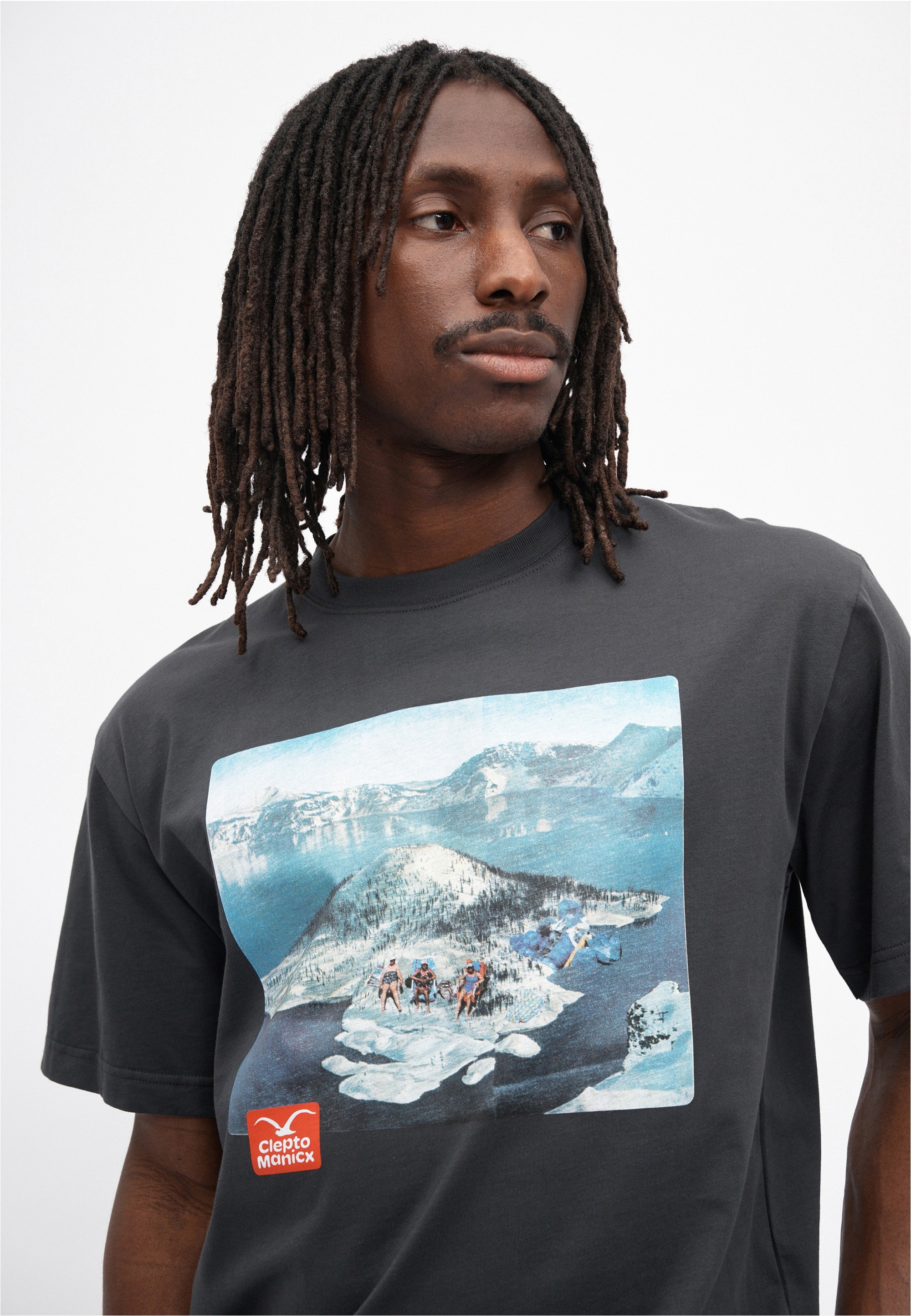 Cleptomanicx T-Shirt »New Holiday« mit großem Front-Print