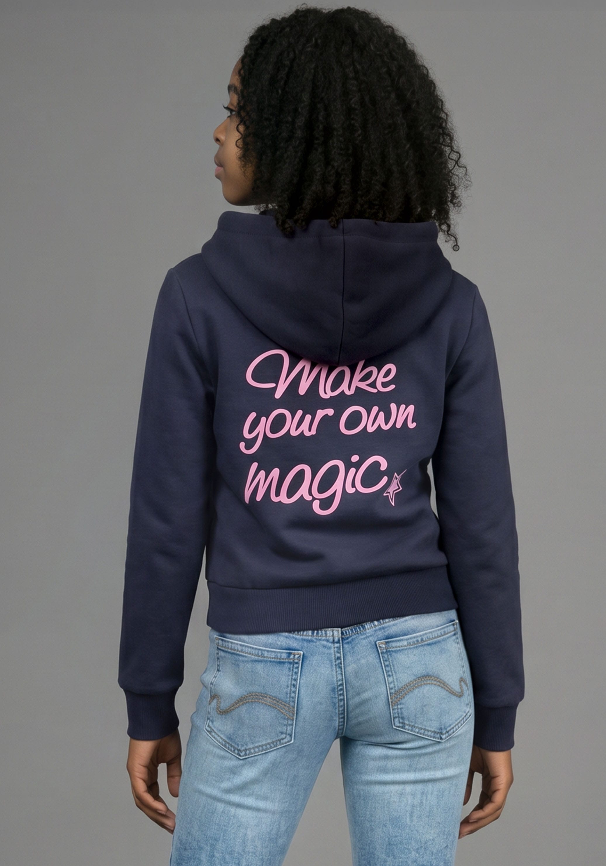 KIDSWORLD Kapuzenshirt "Slogan Hoodie: MAKE YOUR OWN MAGIC" Shirt mit Front- und Rückendruck, kurze Schnittform, Statement-Print