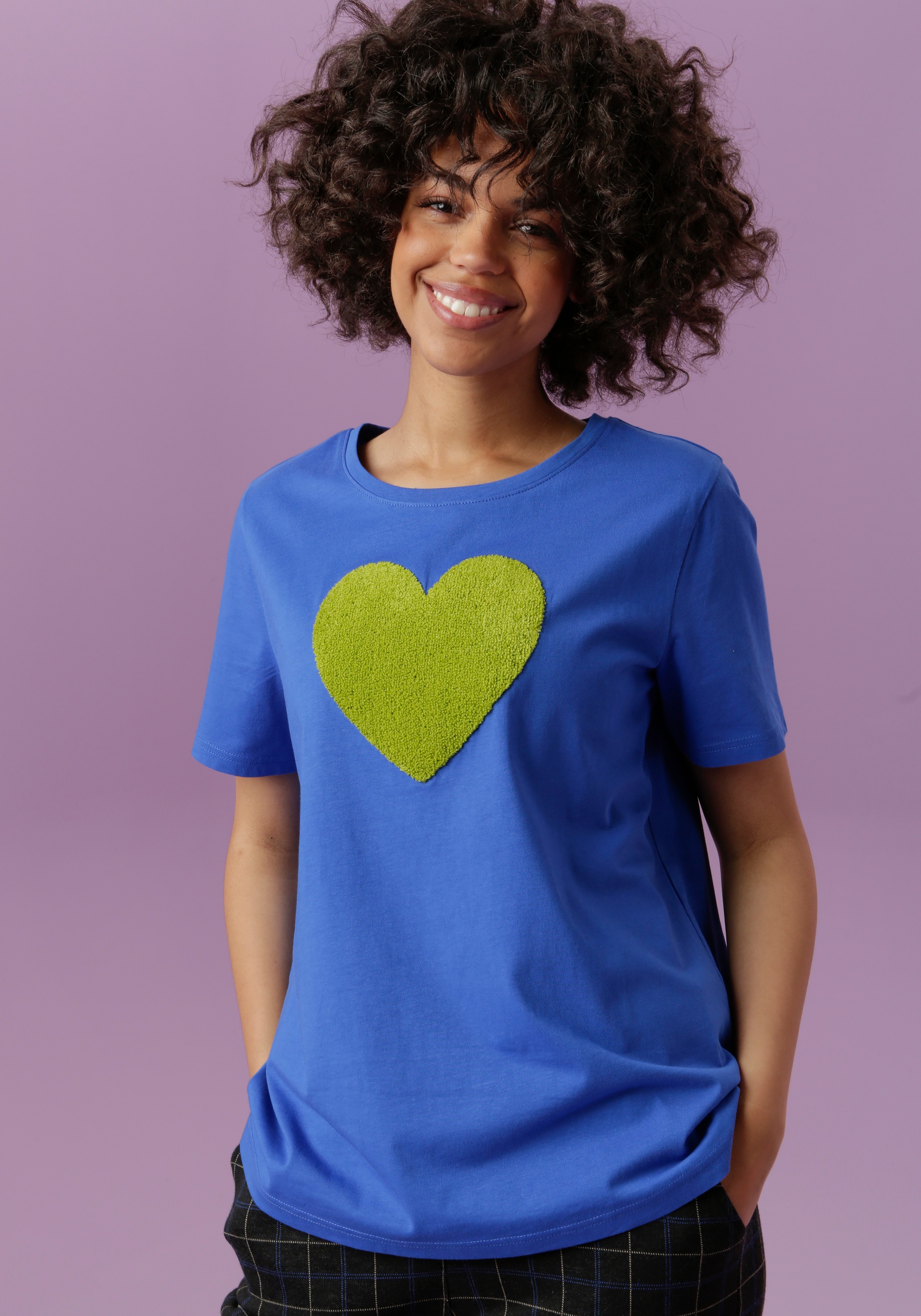 Aniston CASUAL T-Shirt, mi Herz-Applikation aus strukturiertem Frottee kaufen