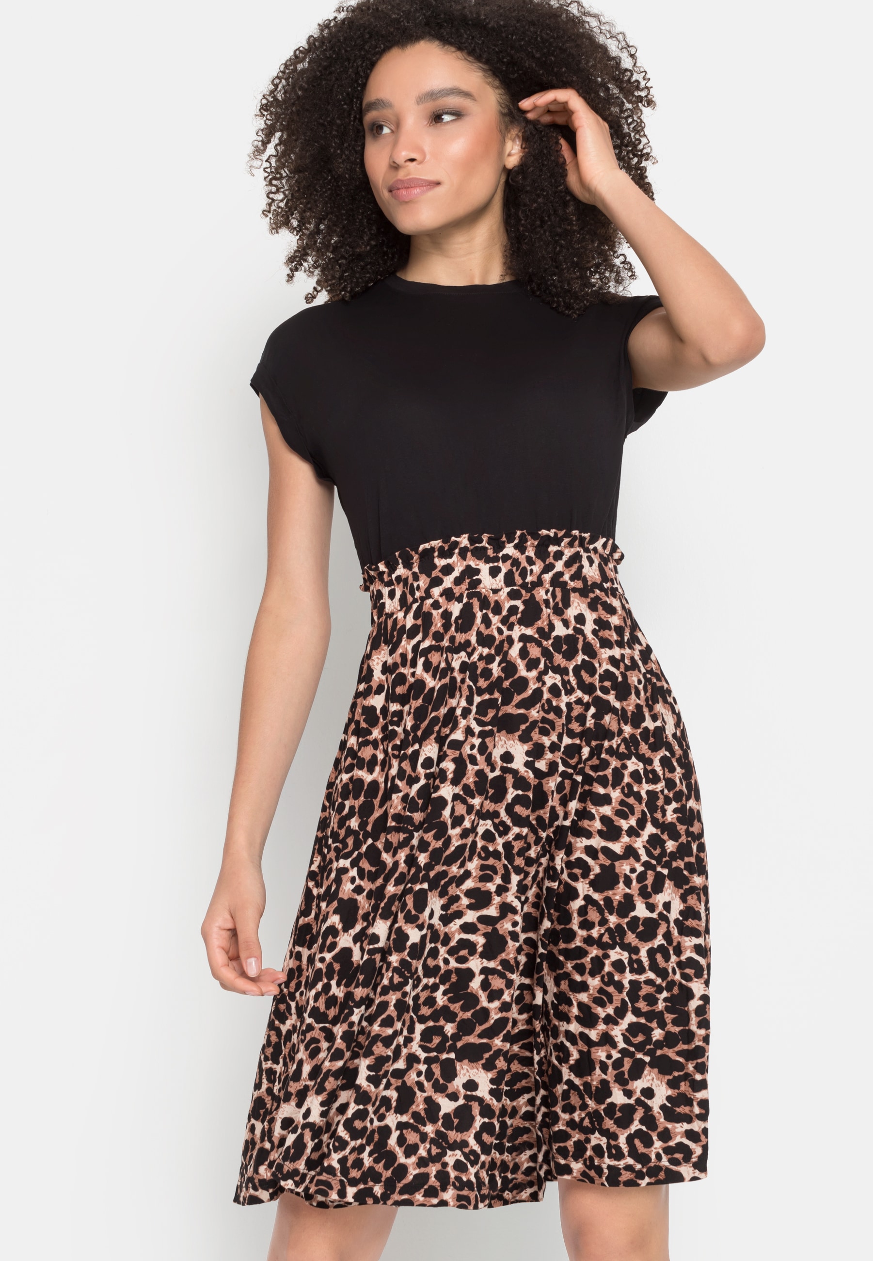 LASCANA Jerseykleid mit Gummibund und Rüschenkante in der Taille, Leoprint günstig online kaufen